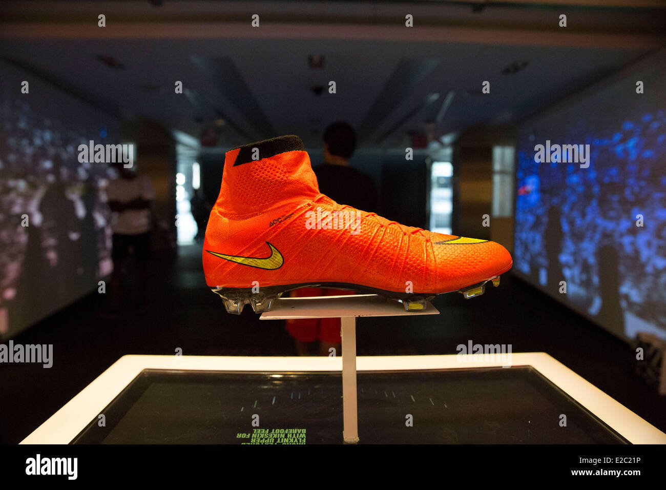 New York, NY, USA. 18. Juni 2014. Nike startete seine neue WM Fußball-Schuh  Flagshipstore in Midtown Manhattan. Der neue Nike 2014 World Cup Stiefel  Herold eine neue Ära der Fußball Schuhdesign mit