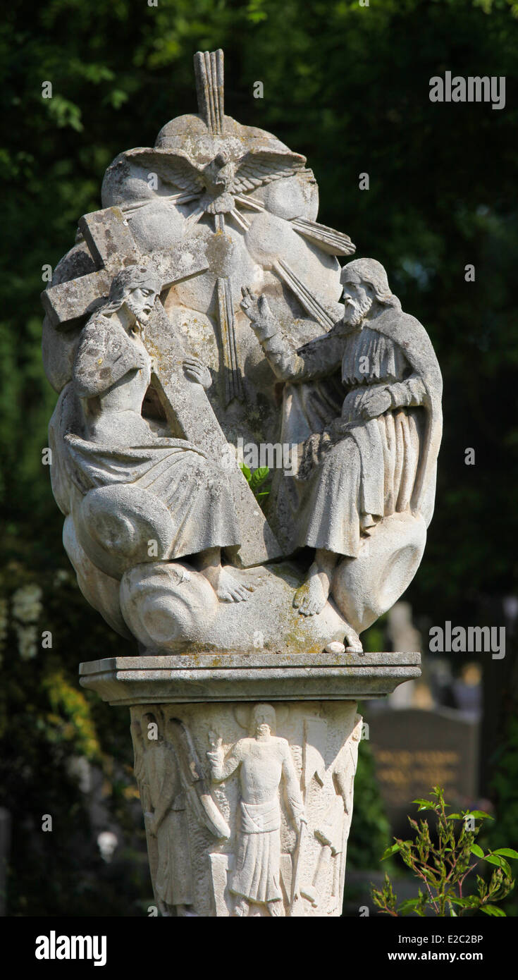 Skulptur, die Darstellung der Heiligen Dreifaltigkeit, Vater, Sohn und Heiligen Geist, auf dem Zentralfriedhof in Wien, Österreich. Stockfoto