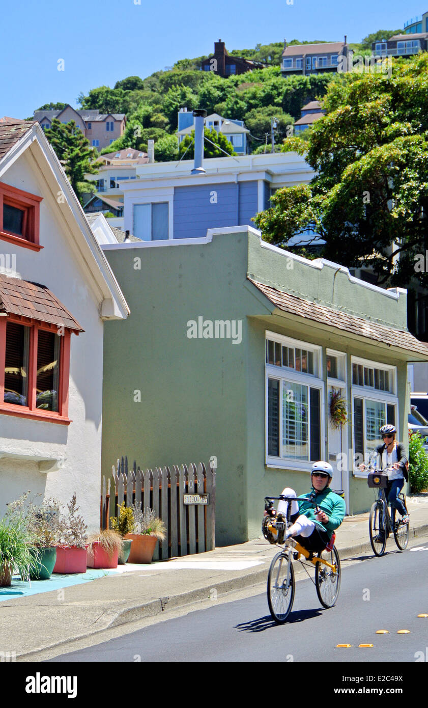 Radfahrer fahren bergab in Sausalito aus San Francisco Stockfoto