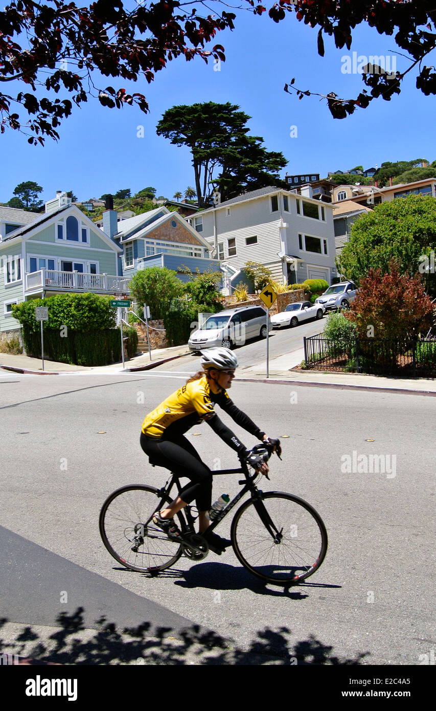 Radfahrer fährt in Sausalito auf 10 Speed-bike Stockfoto