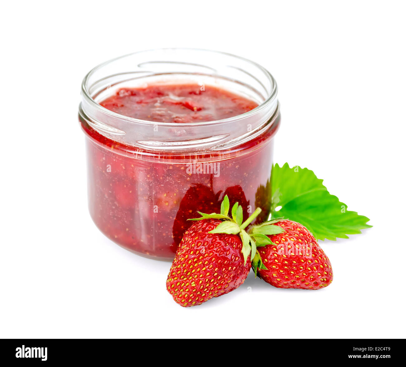 Erdbeer-Marmelade in ein Glas, Beeren und Blätter der Erdbeere isoliert auf weißem Hintergrund Stockfoto