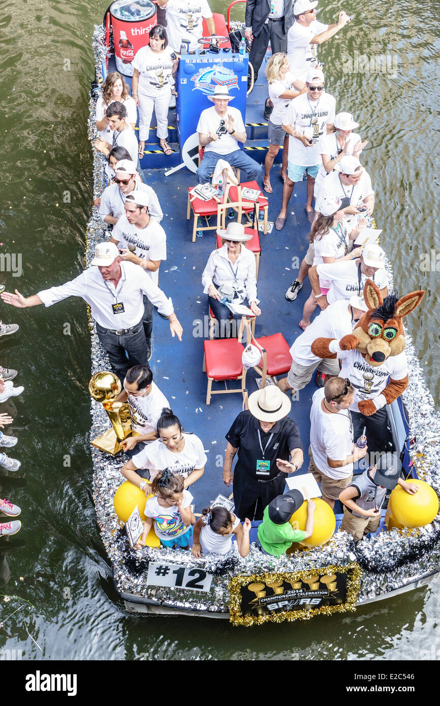 San Antonio, Texas, USA. 18. Juni 2014. San Antonio Spurs feiern 2014 NBA Finals auf dem Riverwalk in der Innenstadt von San Antonio, Texas am 18. Juni 2014 zu gewinnen. Bürgermeister Julián Castro hält die 2005 NBA Championship Trophy. Bildnachweis: Jon-Paul Jones/Alamy Live-Nachrichten Stockfoto