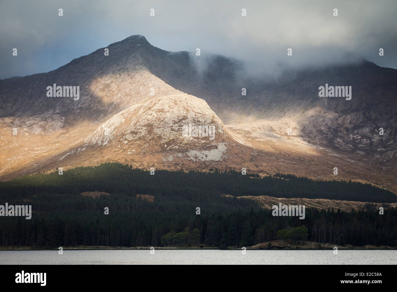 Sonnenlicht in der derryclare Hügel und Lough Inagh connemara County Galway Irland rolling Stockfoto