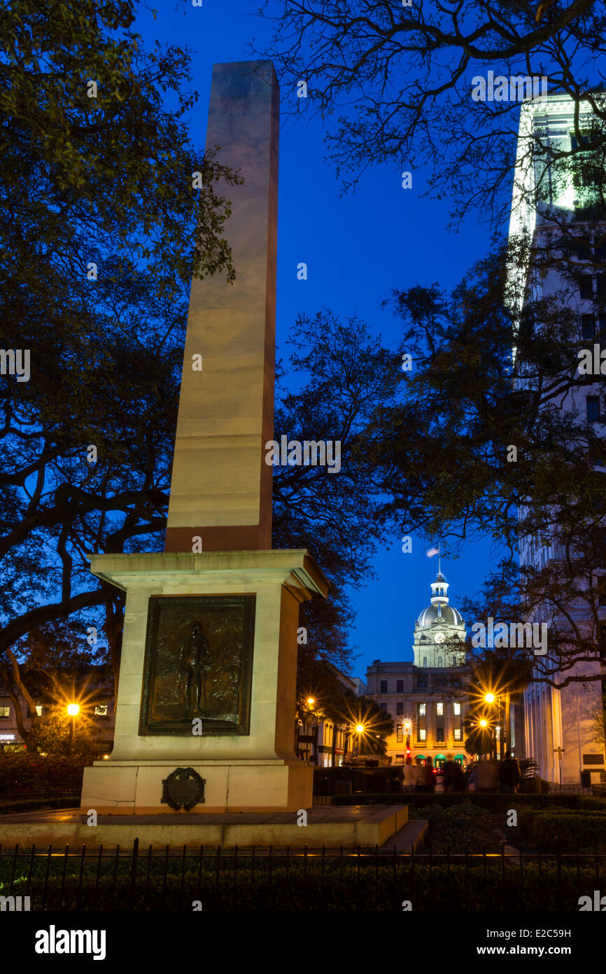 Denkmal für General Nathanael Greene und Rathaus in der Nacht, Savannah, Georgia Stockfoto