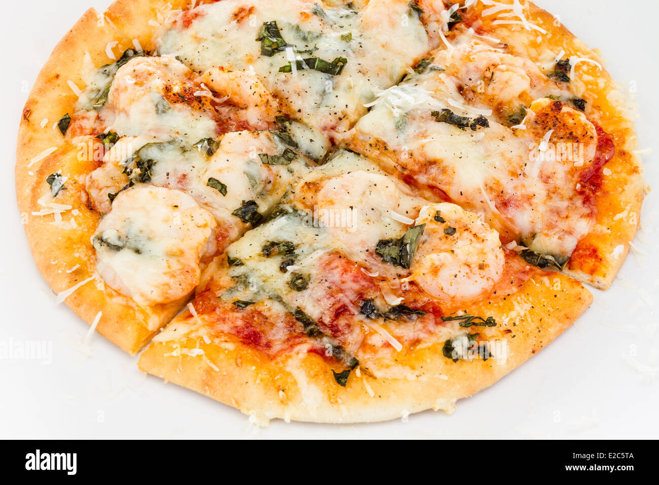 Persönliche Größe geschnittene Garnelen, Basilikum und Käse Pizza. Stockfoto