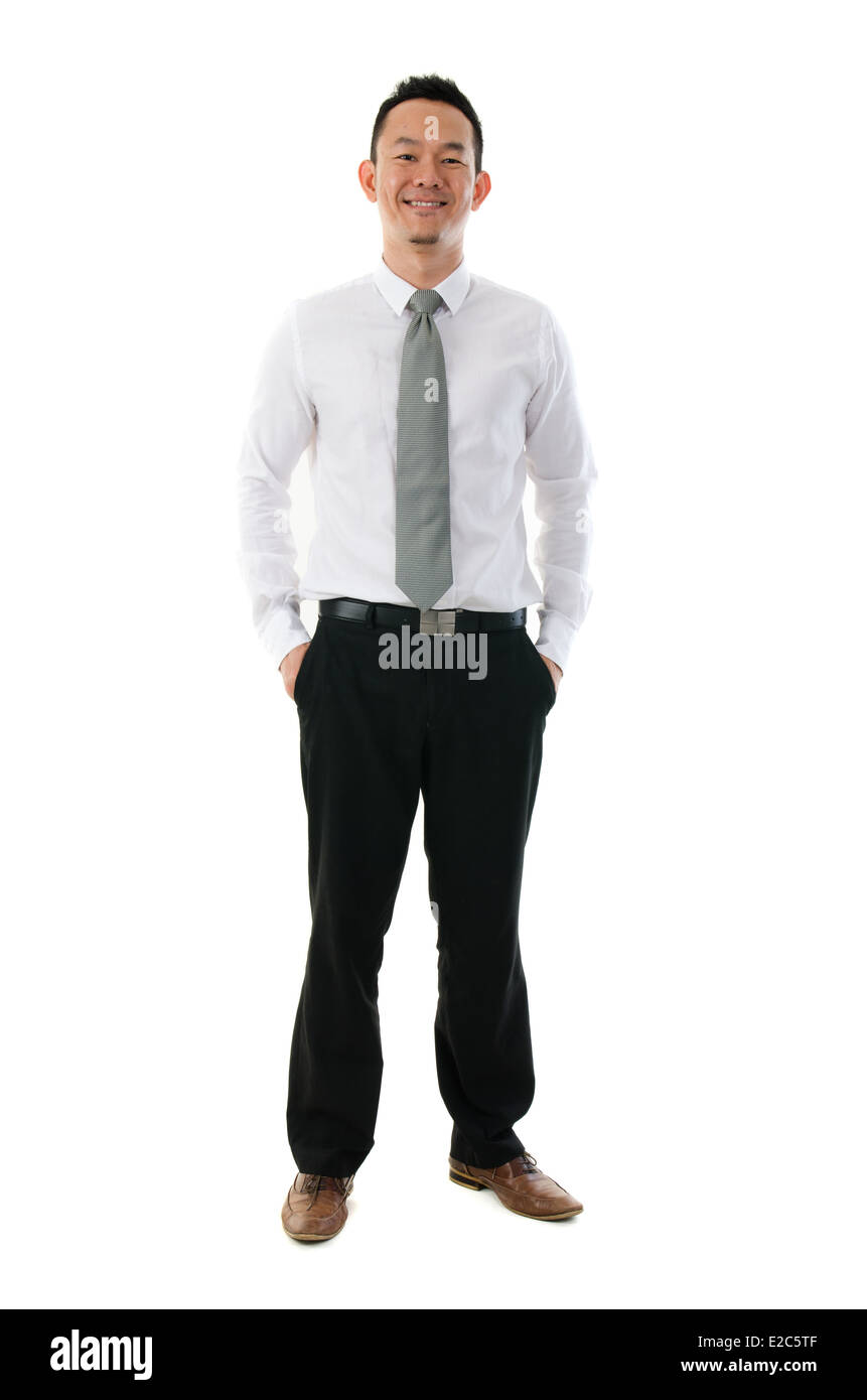 Porträt von smart chinesische asiatische Geschäftsmann lächelnd mit Händen Innentasche isoliert auf weißem Hintergrund Stockfoto