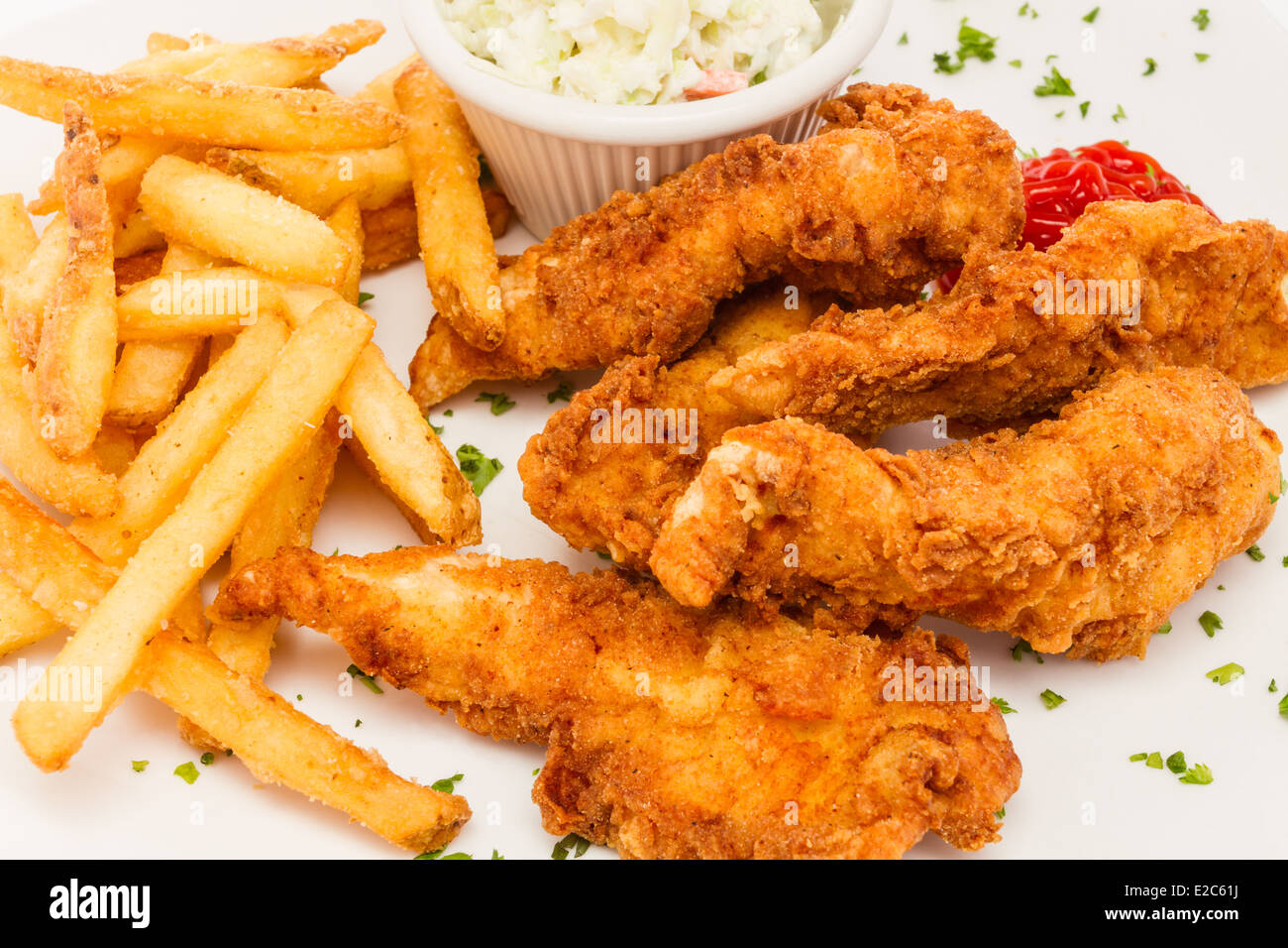 Gebratenes Huhn Angebote serviert mit Pommes Frites und Krautsalat. Stockfoto