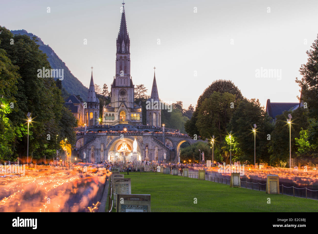 Frankreich, Hautes-Pyrenäen, Lourdes, Basilika Notre Dame de Lourdes, Marian Fackeln Prozession Stockfoto