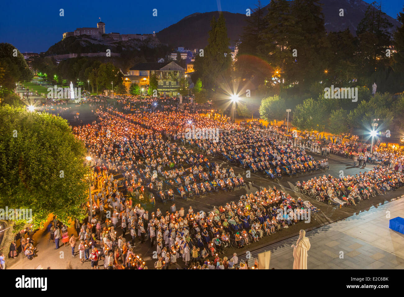 Frankreich, Hautes-Pyrenäen, Lourdes, Basilika Notre Dame de Lourdes, Marian Fackeln Prozession Stockfoto