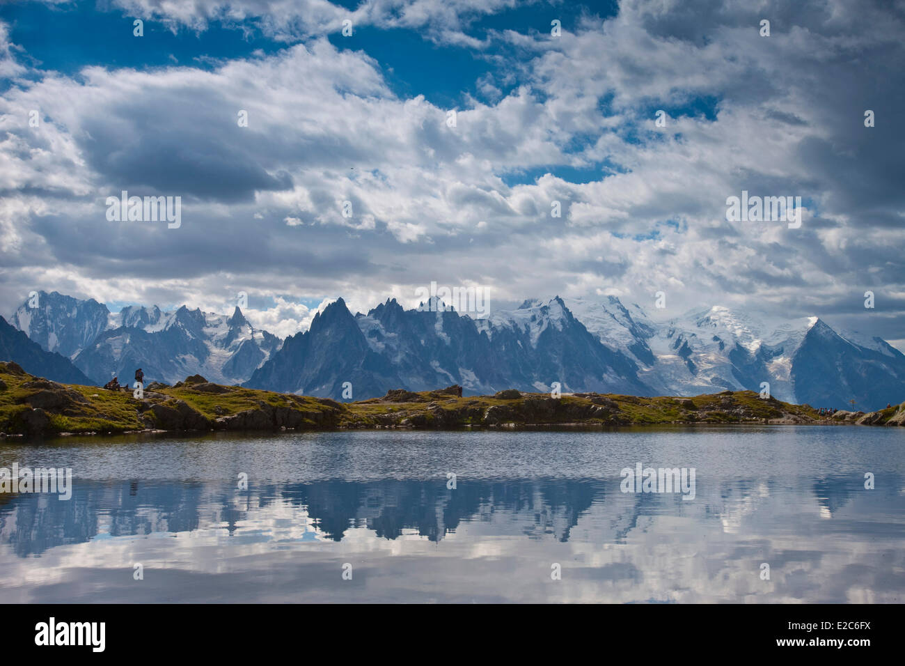 Frankreich, Haute Savoie, Reserve Naturelle Nationale des Aiguilles Rouges (Aiguilles Rouges National Nature Reserve), Chamonix-Mont-Blanc, Lac de Cheserys, Blick auf die Aiguilles de Chamonix Stockfoto