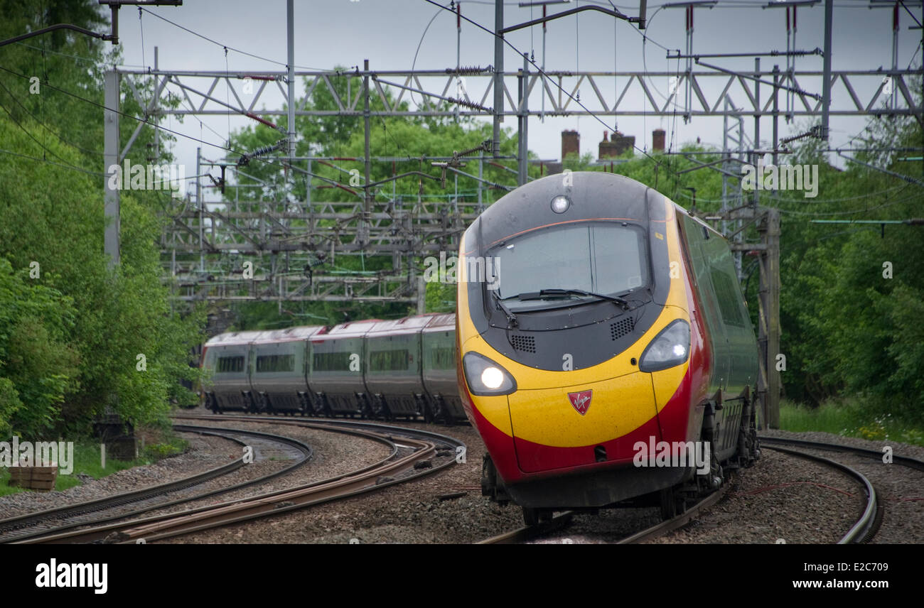 FILEPIX: Mai 2014. Ein New Deal für den Eisenbahnverkehr auf der West Coast Main Line, die Tausende bringt mehr Sitze, kostenfreies WLAN und ebnen, die der Weg für neue Fahrten entlang der Westküste Züge Limited (Jungfrau) ausgezeichnet wurde, kündigte Verkehrsminister Patrick McLoughlin heute. Die Direktvergabe-Vertrag läuft seit 2 Jahren und 9 Monaten und Betreiber weiterhin wichtige Pkw-Fahrten zwischen London, Schottland und Wales als die Regierung schmieden voran mit der Multi-Milliarden Pfund Investition zur Verbesserung und Aufrechterhaltung der Eisenbahnen zu sehen. Bildnachweis: Fraser Pithie/Alamy Live-Nachrichten Stockfoto