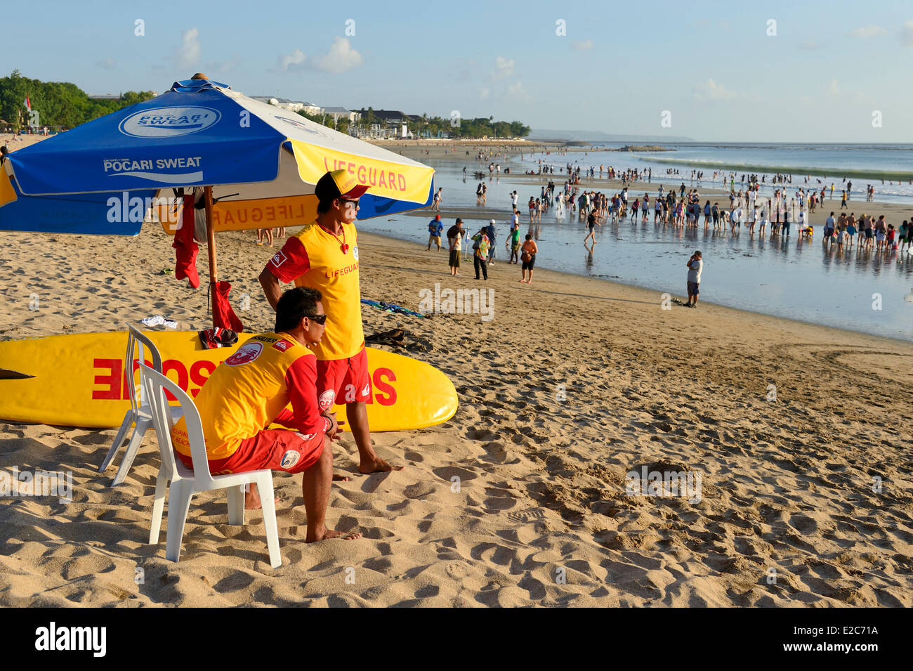 Indonesien, Bali, Rettungsschwimmer am Strand von Kuta Stockfoto
