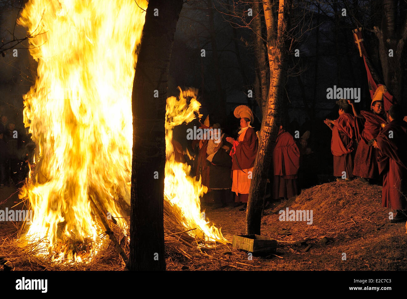 China, Qinghai, Amdo, Tongren (Rebkong), Sangyeshang Dorf, rituelle Verbrennung der Torma (mit Kuchen symbolisieren böse Kräfte) außerhalb der unteren Wutun Kloster Stockfoto