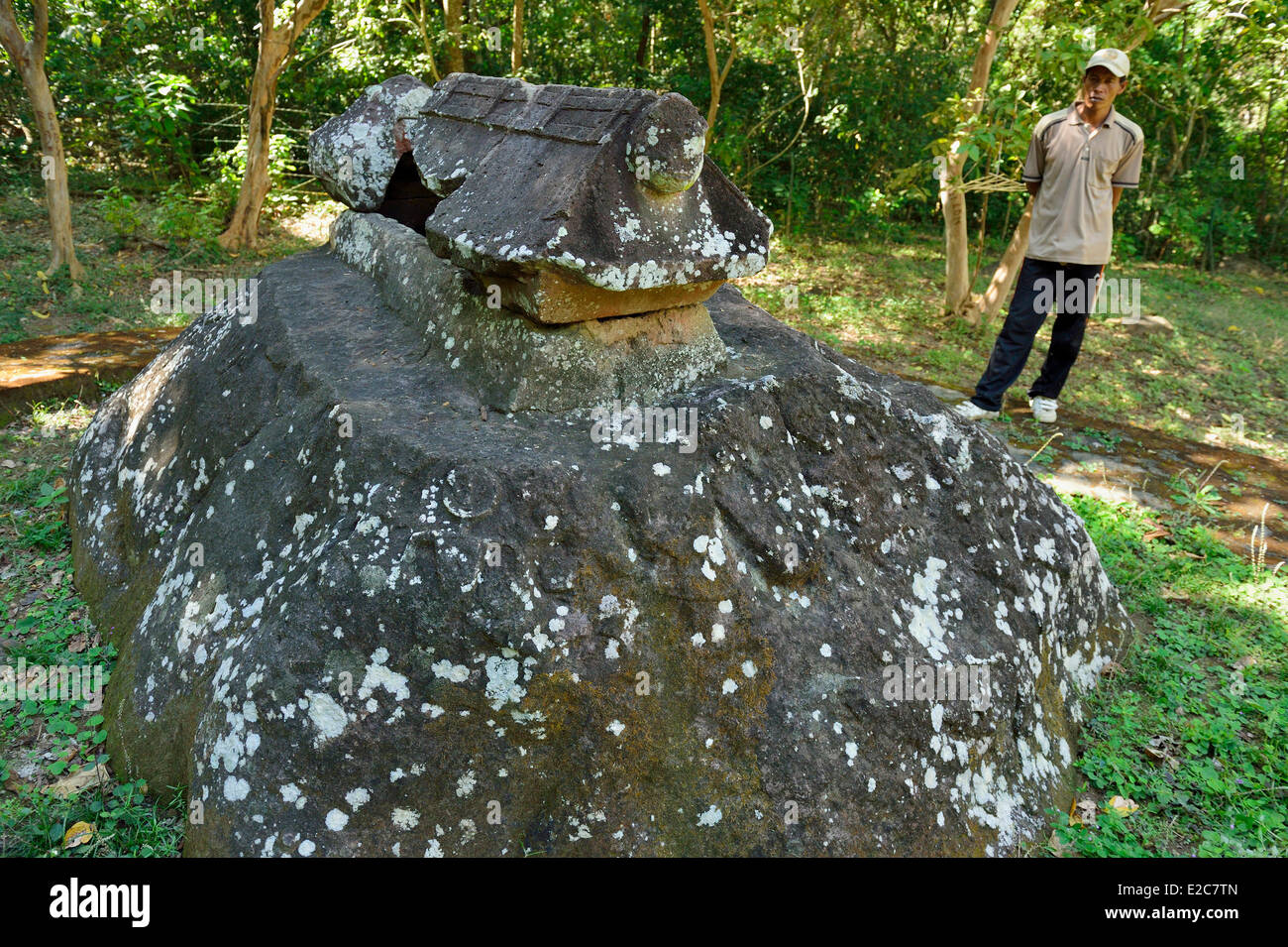 Indonesien, Sumbawa, Sumbawa Besar Umgebung, der Sarkophag des Aik Renung megalithischen Ort in der Nähe von Batu Tering Stockfoto