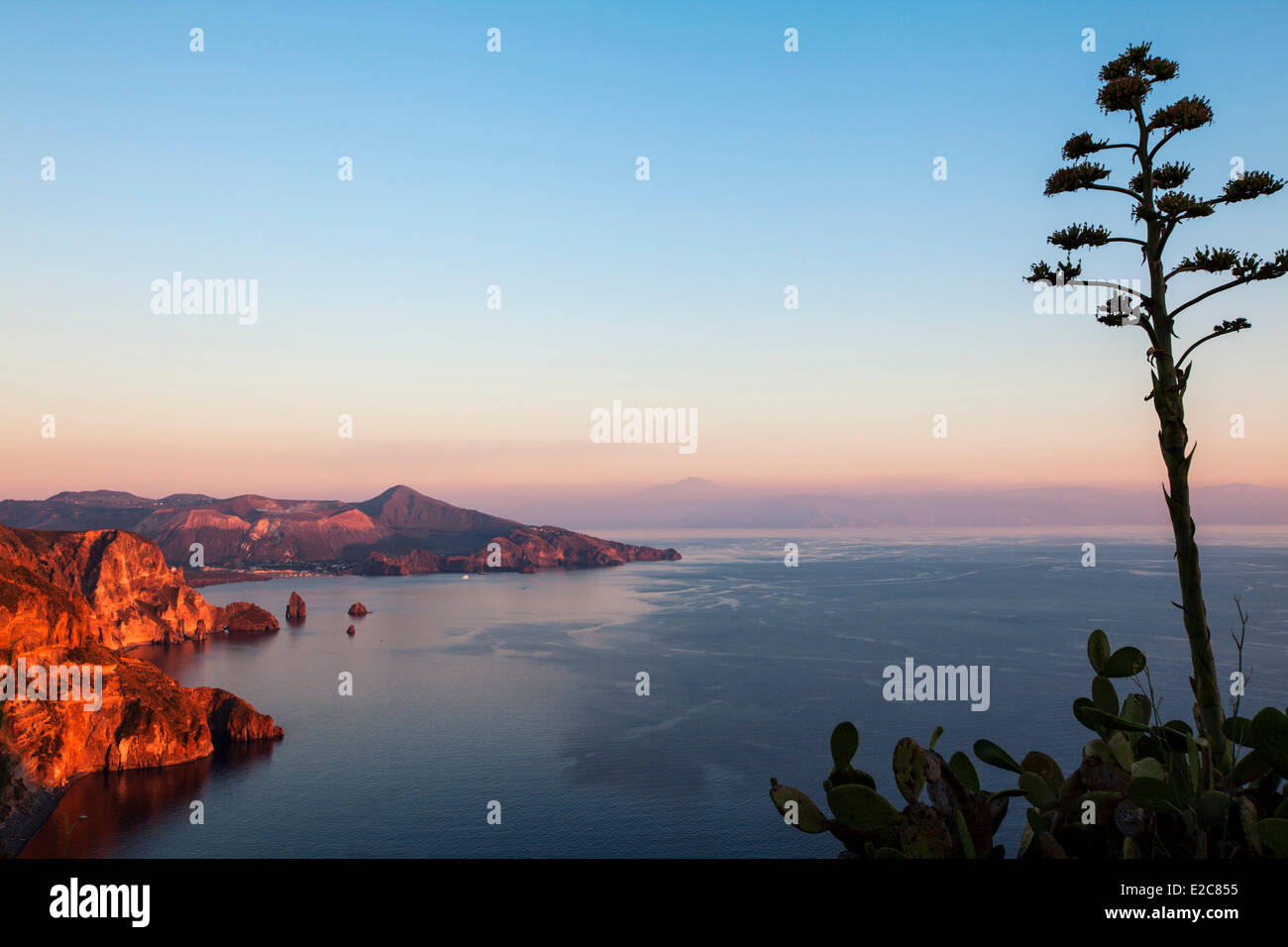 Italien, Sizilien, Äolischen Inseln, UNESCO, Insel Lipari, Corniche Road am südlich der Insel mit Blick auf Vulcano und den Ätna Stockfoto