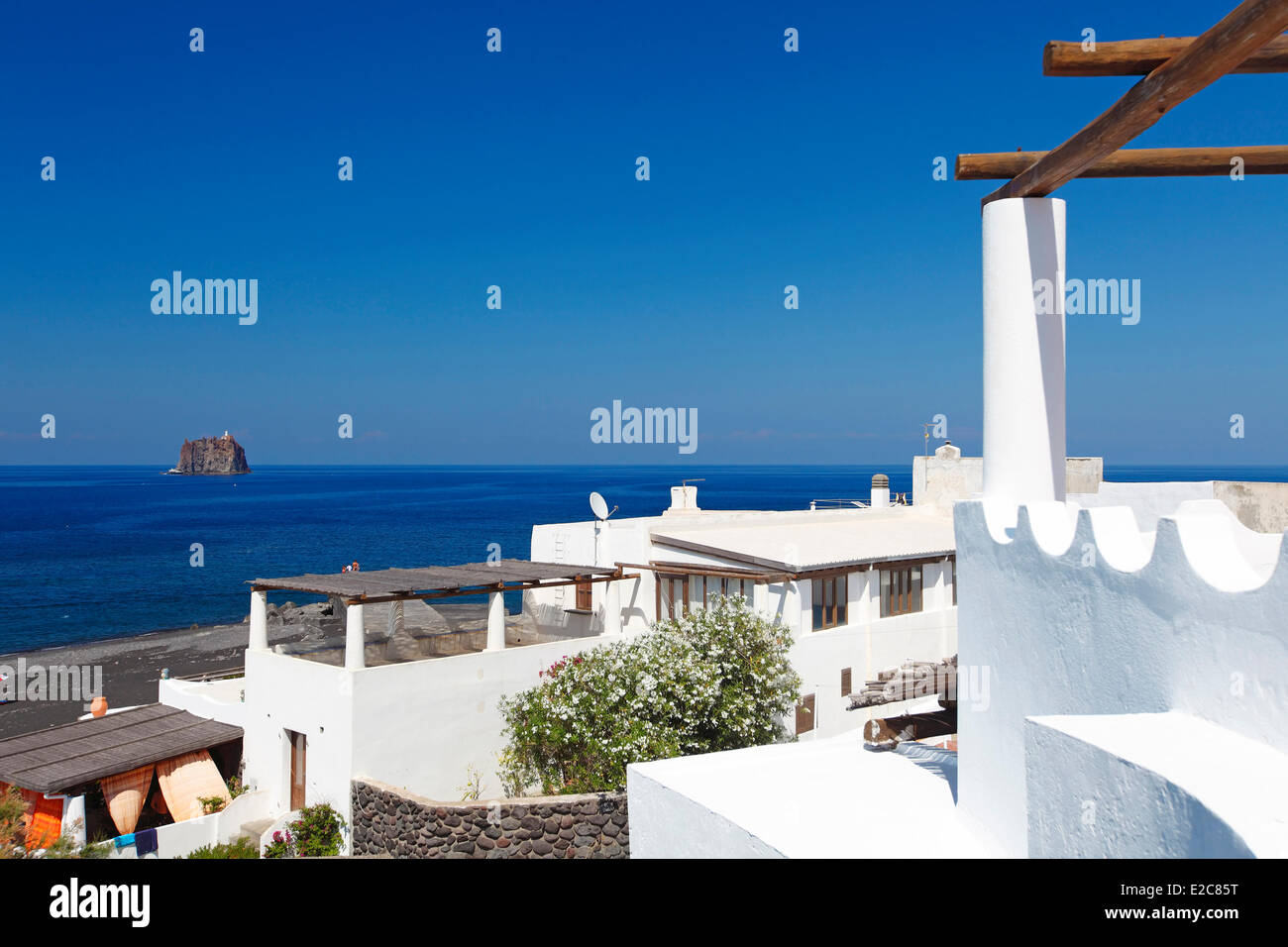 Italien, Sizilien, Äolischen Inseln, Weltkulturerbe der UNESCO, Insel Stromboli, Terrassen mit Inselchen Strombolicchio Stockfoto