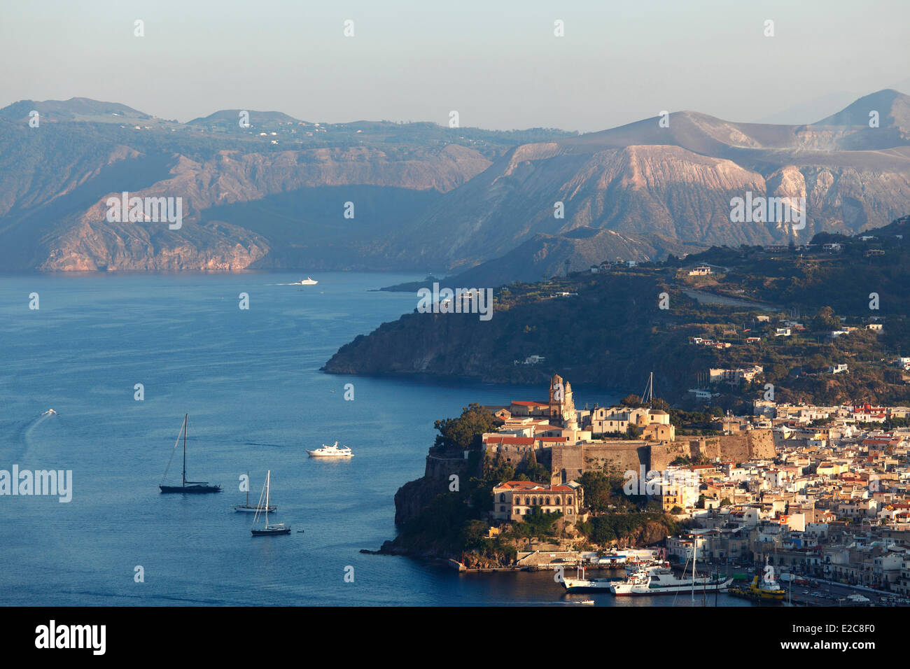 Italien, Sizilien, Äolischen Inseln, als Weltkulturerbe der UNESCO, Lipari mit Vulcano Insel auf dem Hintergrund aufgeführt Stockfoto