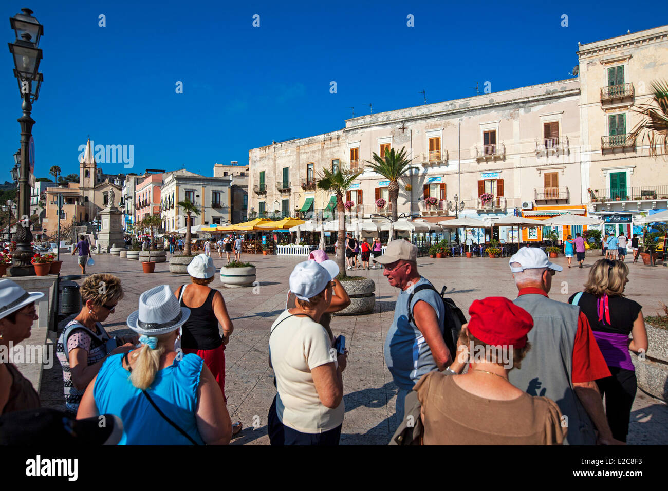 Italien, Sizilien, äolische Inseln, UNESCO, Lipari Insel, Ugo di Sant Onofio Platz mit Kirche San Giuseppe auf Hintergrund Stockfoto