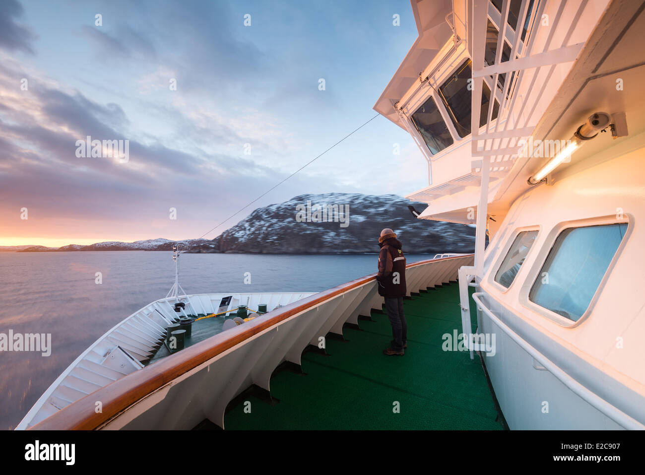 Sunrise seit Schiff MS Nordkapp Unternehmen Hurtigruten Norwegisch Küste auf Barents Meer segelt, Kirkenes, Finnmark, Norwegen Stockfoto