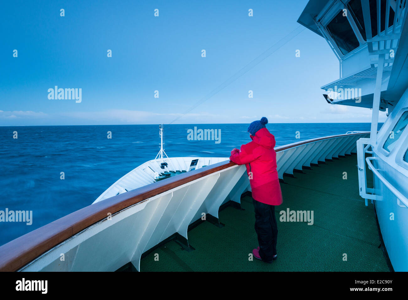 Norwegen, Finnmark, Kirkenes, Tourist auf dem Schiff MS Nordkapp Unternehmen Hurtigruten an der Barentssee Stockfoto