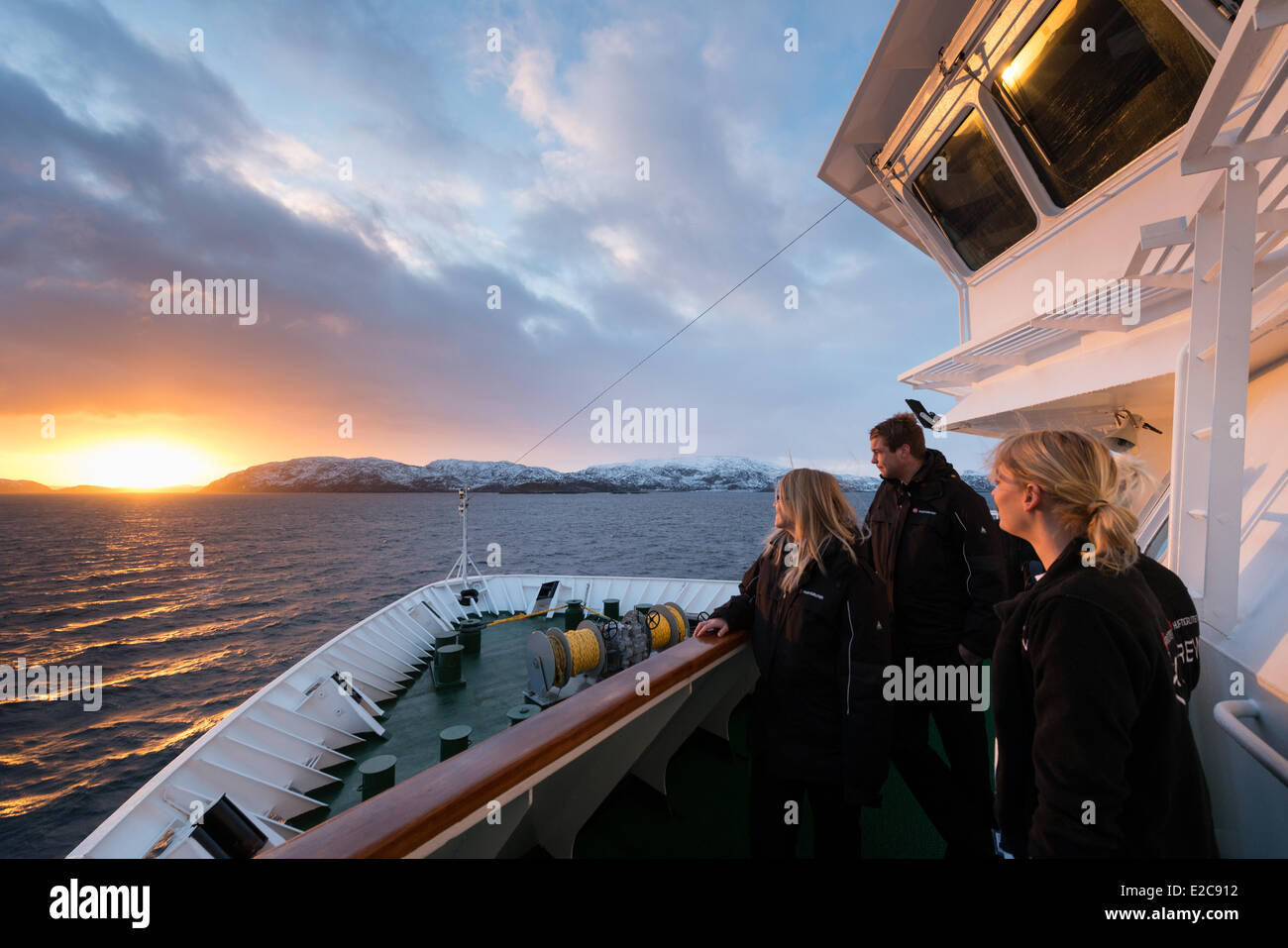 Sunrise seit Schiff MS Nordkapp Unternehmen Hurtigruten Norwegisch Küste auf Barents Meer segelt, Kirkenes, Finnmark, Norwegen Stockfoto