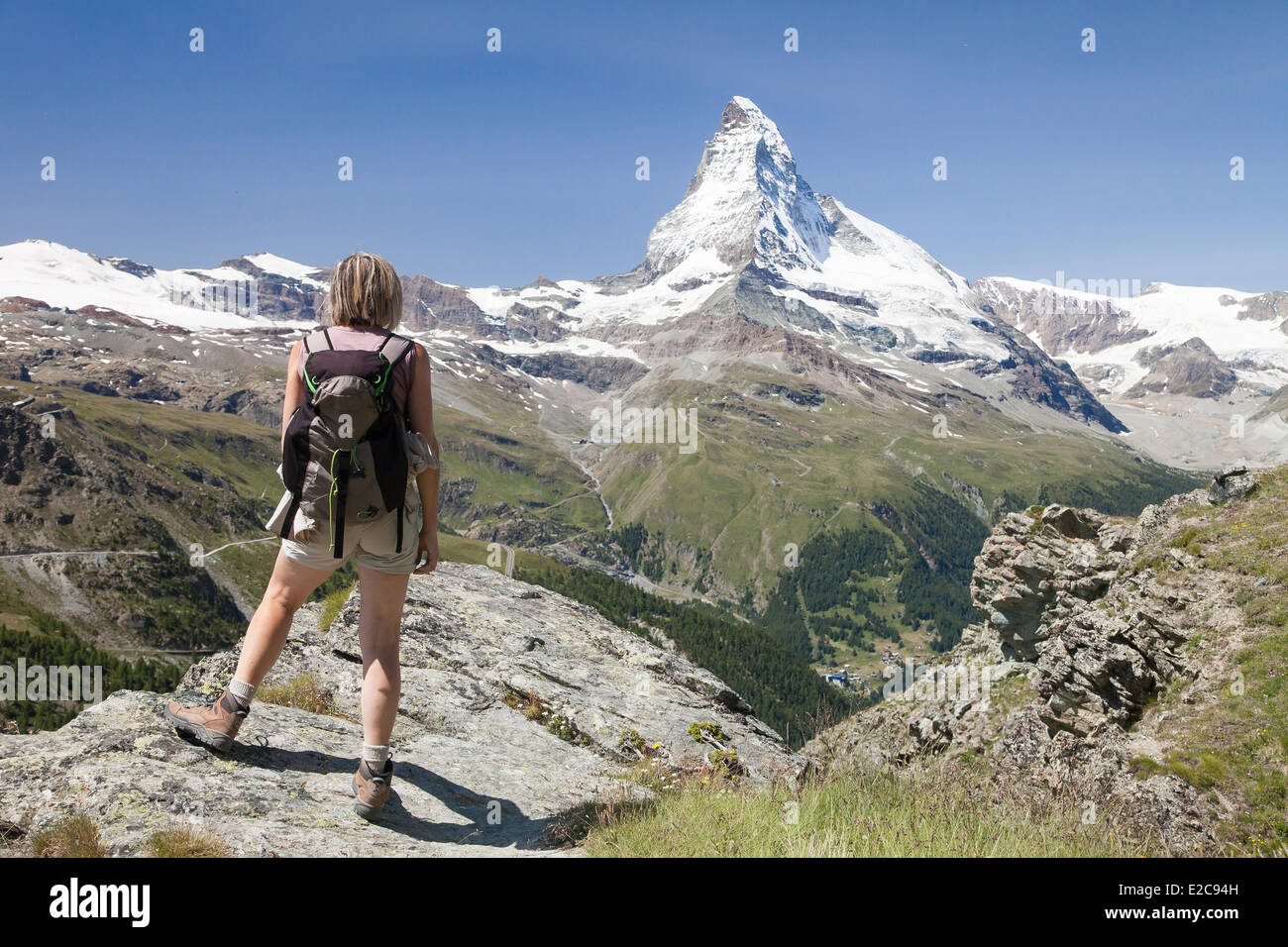 Schweiz, Kanton Wallis, Zermatt, Wanderer in der Nähe das Matterhorn (4478 m) Stockfoto