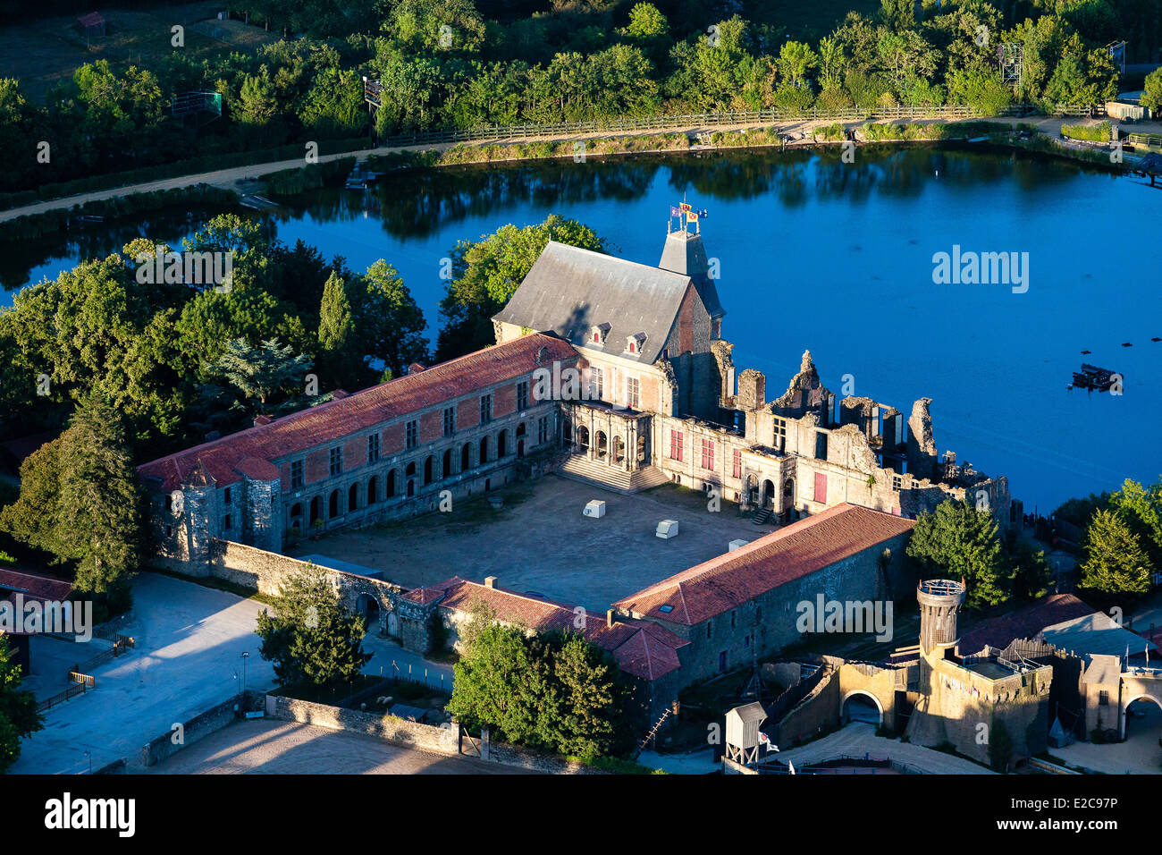 Frankreich, Vendee, Les Epesses, Le Puy du Fou, Attraktionen und Freizeit Park, das Schloss (Luftbild) Stockfoto