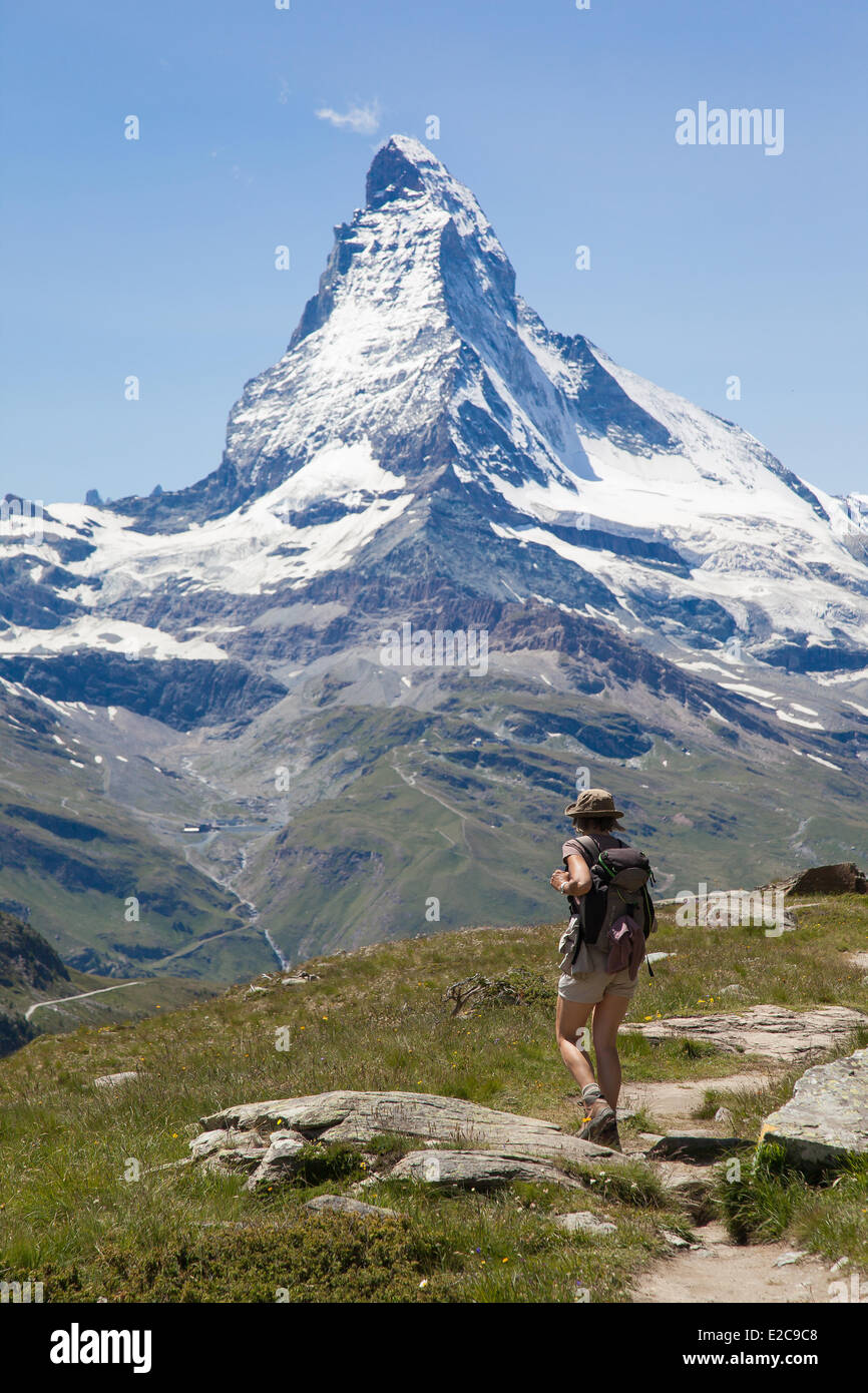 Schweiz, Kanton Wallis, Zermatt, Wanderer in der Nähe das Matterhorn (4478 m) Stockfoto