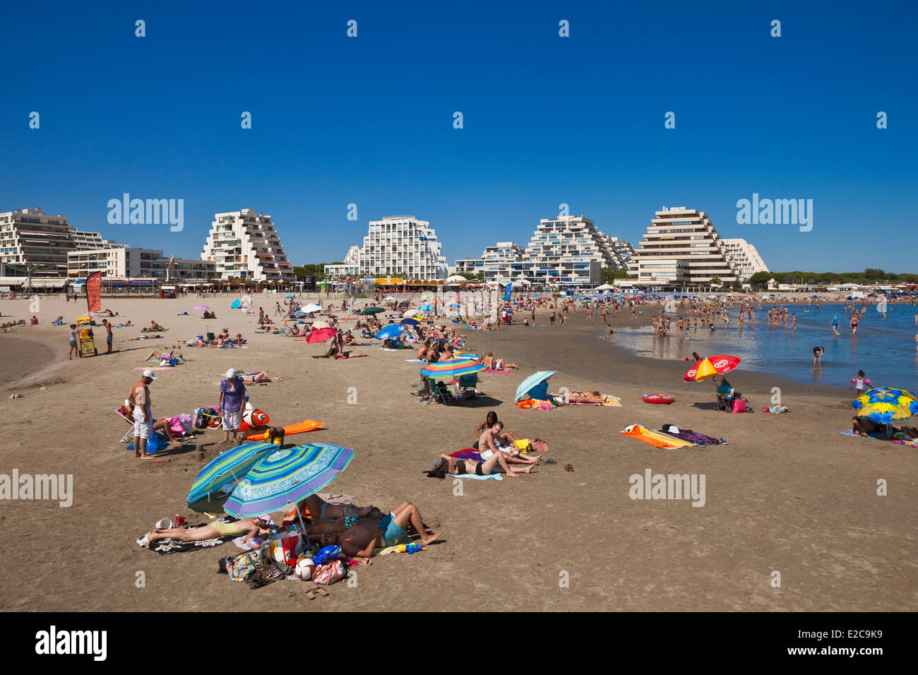 Frankreich, Herault, La Grande Motte, Strand des Resorts mit pyramidenförmigen Architektur Stockfoto