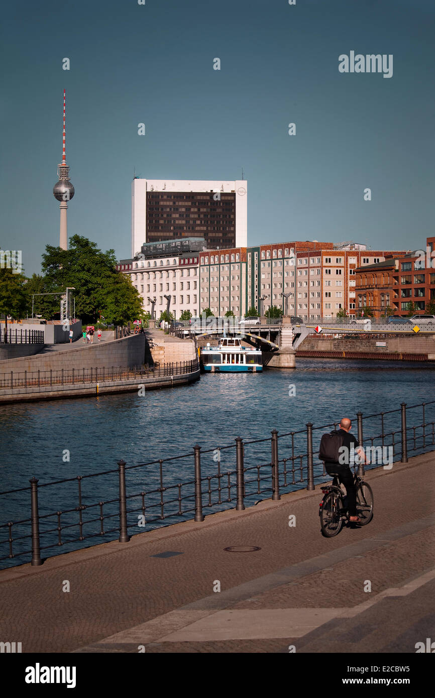 Deutschland, Berlin, Mitte, Alexanderplatz Fernsehturm und der Spree Stockfoto