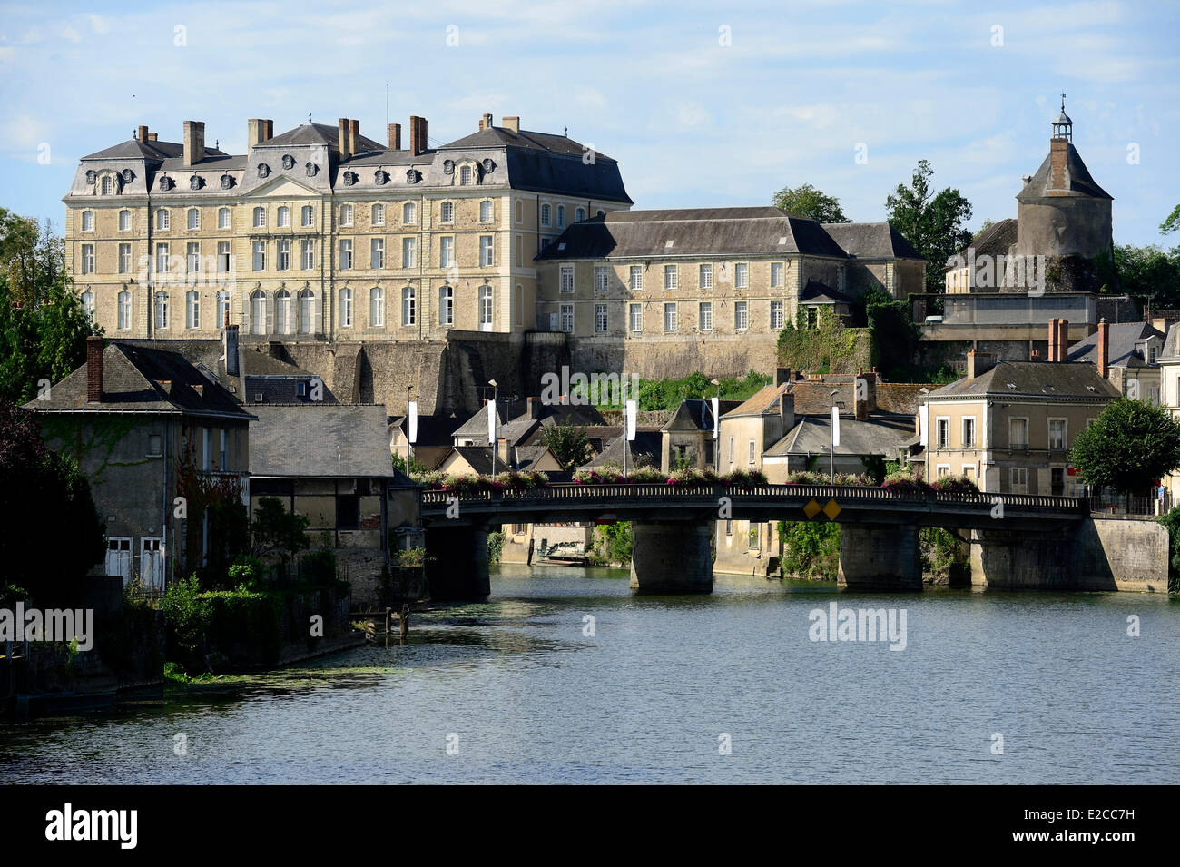 Frankreich, Sarthe, Sable Sur Sarthe, der Sarthe Flussufer und Schloss aus dem 18. Jahrhundert Stockfoto