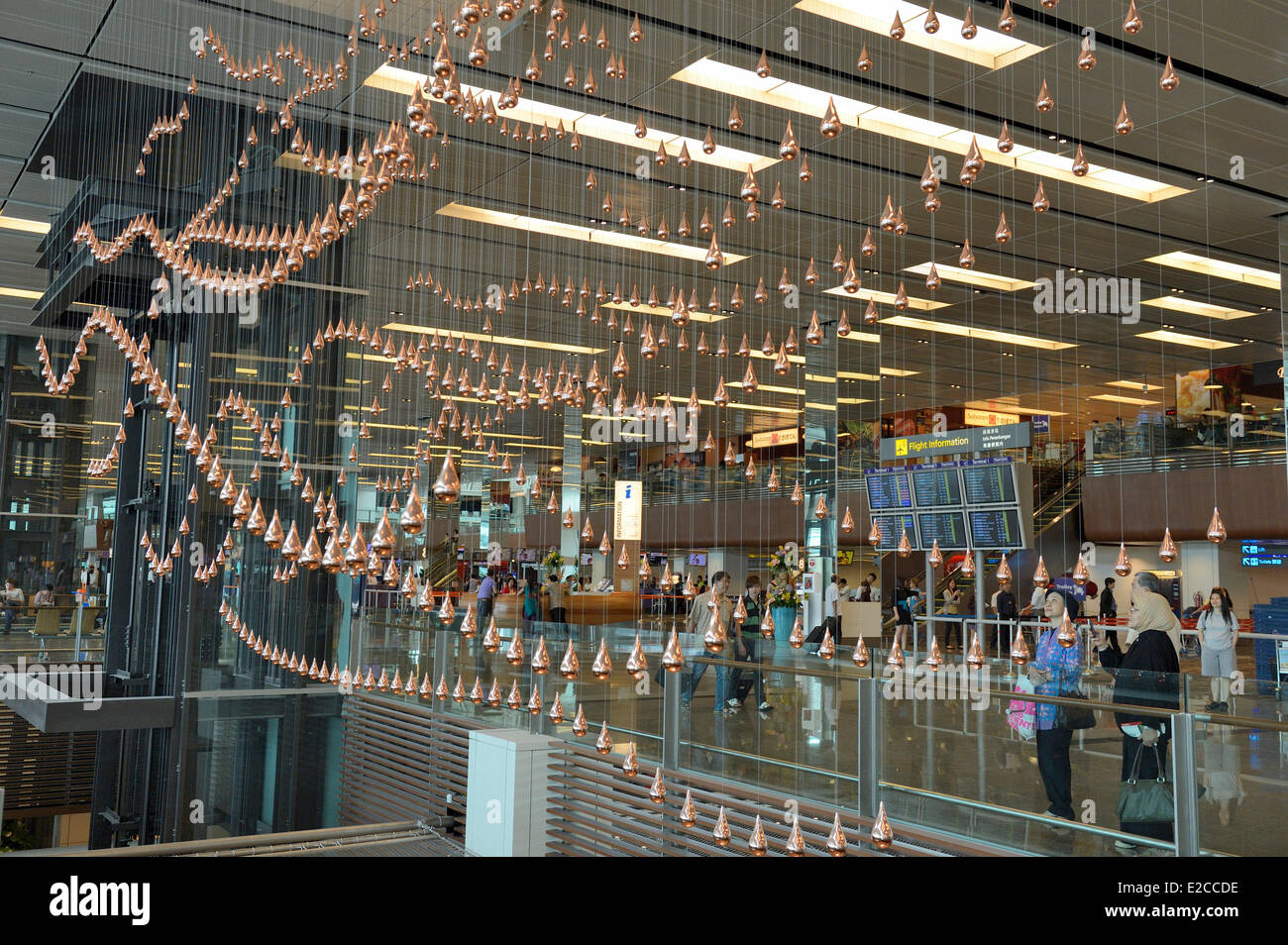 Singapur im Terminal 1 des Flughafens Changi ist eine entspannende künstlerische Arbeit, Kinetic Rain von Joachim Sauter von ART + COM und mit mehr als 1216 Tropfen aus Bronze, die in der Luft schweben, die in einer synchronisierten Choreographie bewegen Stockfoto