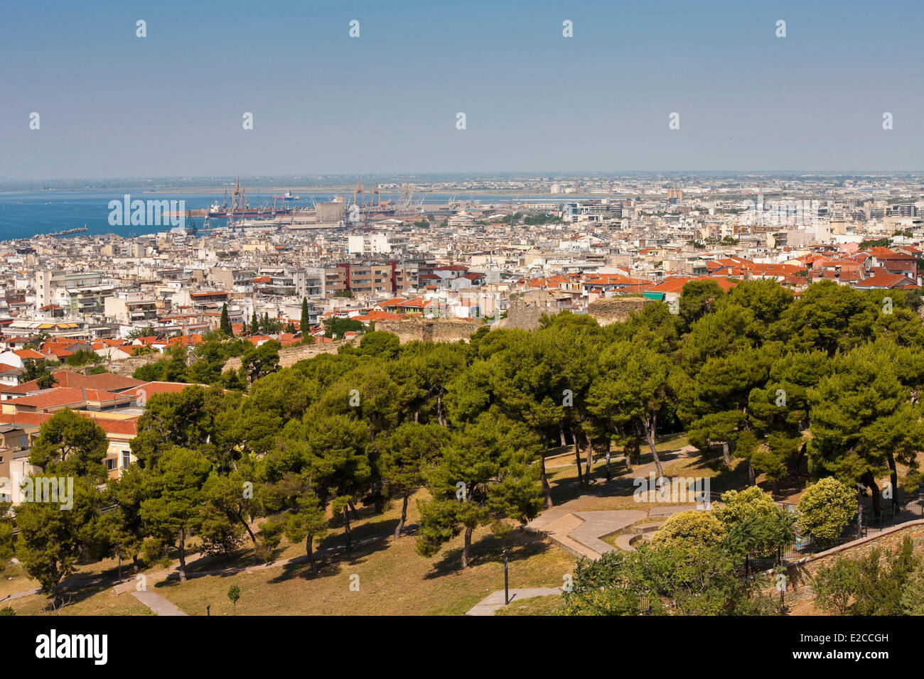 Griechenland, Mazedonien, Thessaloniki, Panorama auf die Stadt und den Golf von Thermaikos von der Oberstadt Stockfoto