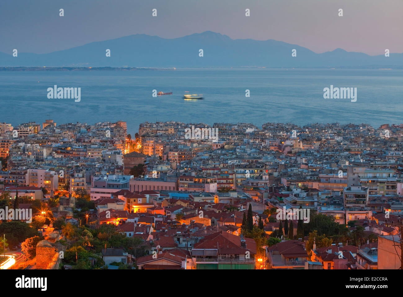 Panorama der Stadt und Thermaikos Golf vom oberen Teil der Stadt, im Hintergrund der Olymp, Thessaloniki, Griechenland, Mazedonien Stockfoto