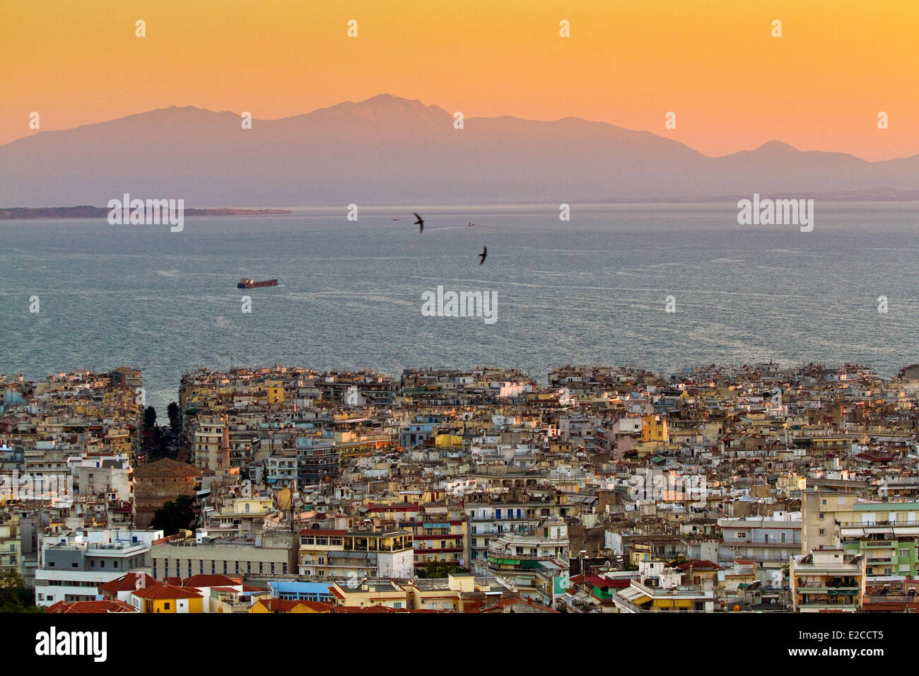 Panorama der Stadt und Thermaikos Golf vom oberen Teil der Stadt, im Hintergrund der Olymp, Thessaloniki, Griechenland, Mazedonien Stockfoto