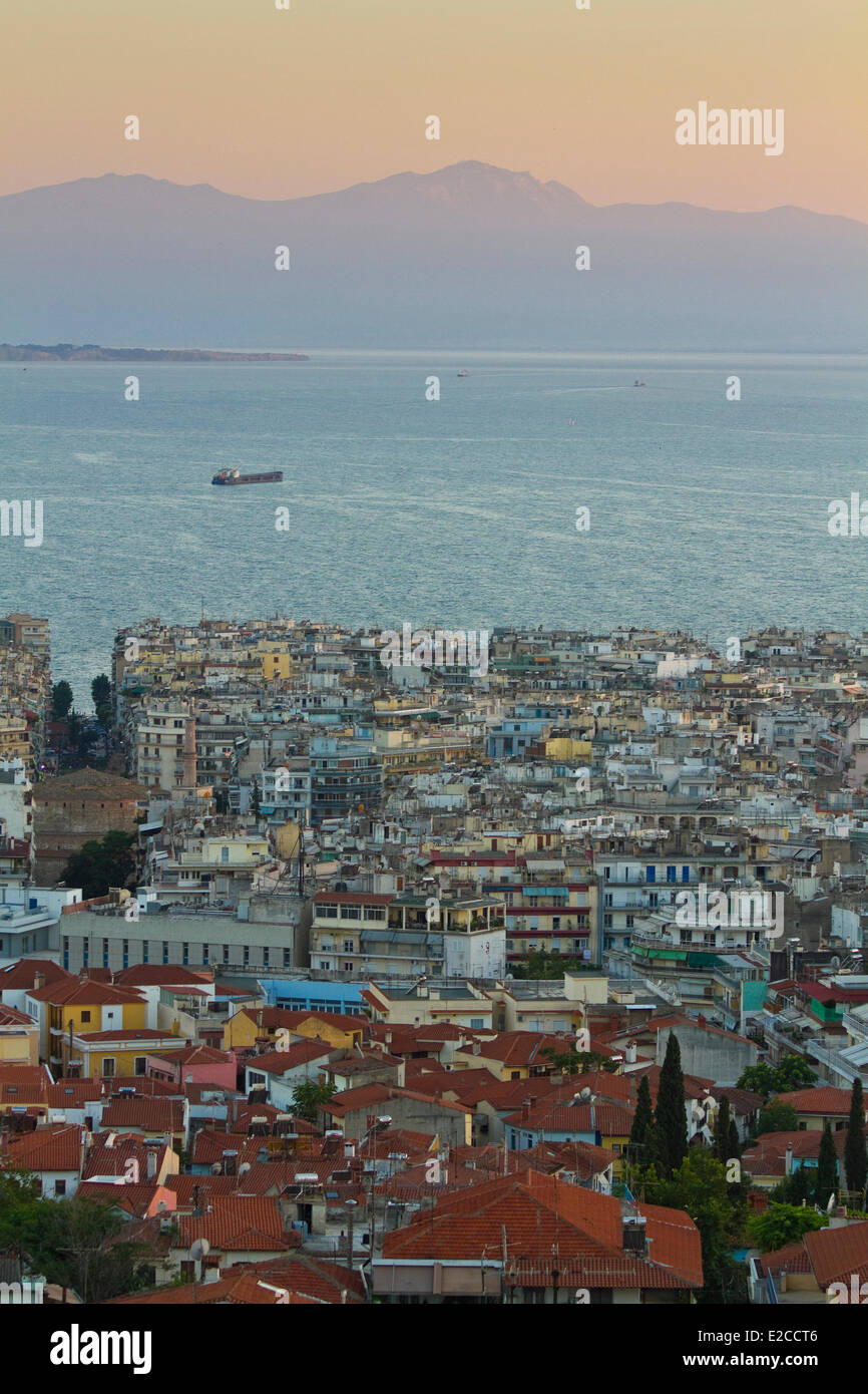 Panorama der Stadt und Thermaikos Golf vom oberen Teil der Stadt, im Hintergrund der Olymp, Thessaloniki, Griechenland, Mazedonien Stockfoto