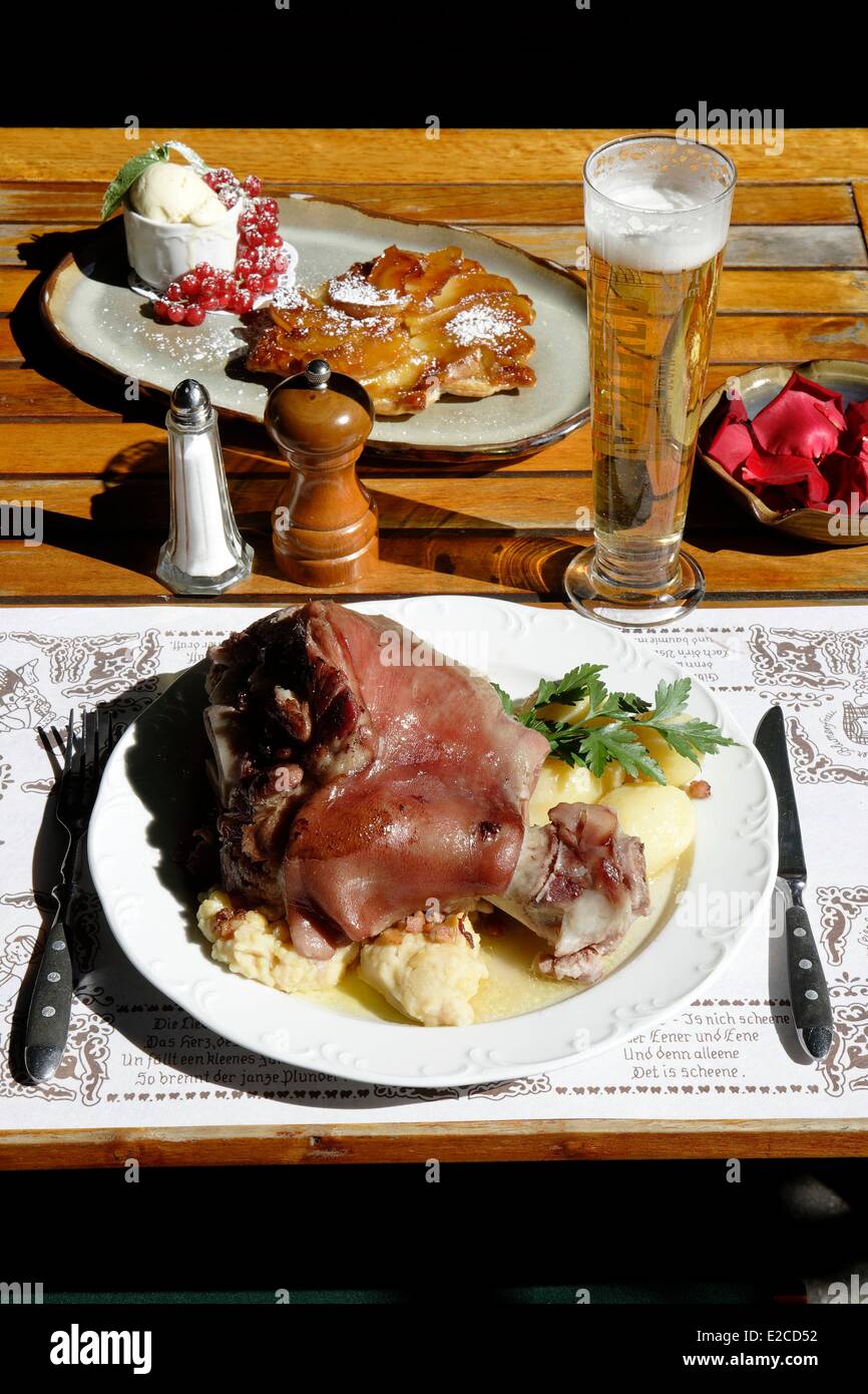 Deutschland, Berlin, Eisbein, Eisbein mit Erbsenpüree oder Sauerkraut ...