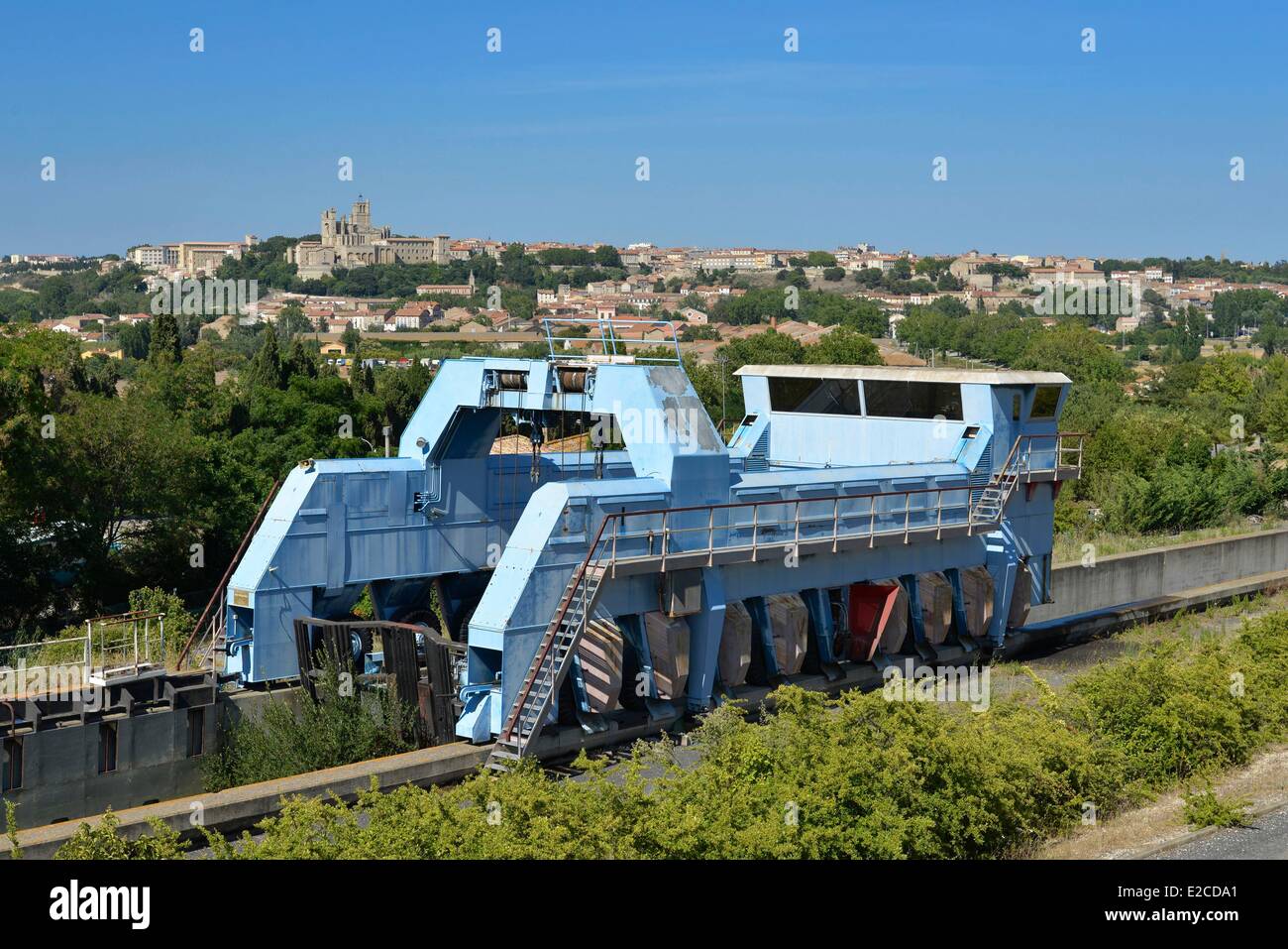 Frankreich, Herault, Beziers, ehemalige Motor auf Reifen ließ sich am Hang des Wassers, die dazu dienen, in Booten in Kreuz Schlösser machen musste Stockfoto