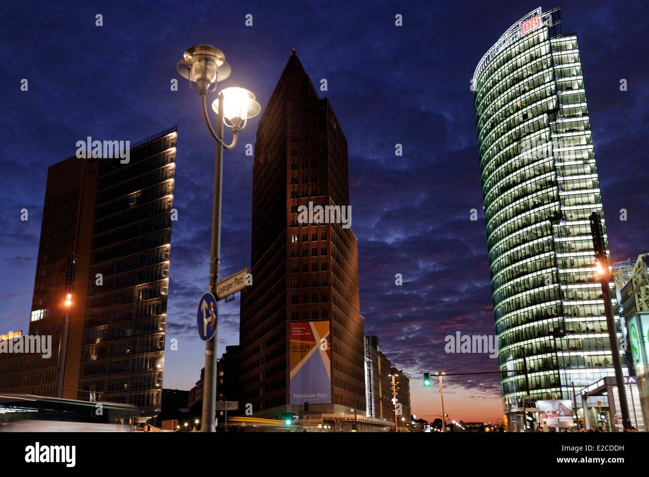 Deutschland, Berlin, die spektakuläre Fassade des Ganzglas-Bootes (Renzo Piano und Christoph Kohlbecker) gibt die Antwort auf das Chrysler Building und roten Backstein des DB-Tower (Deutsche Bahn-zentrale) Stockfoto