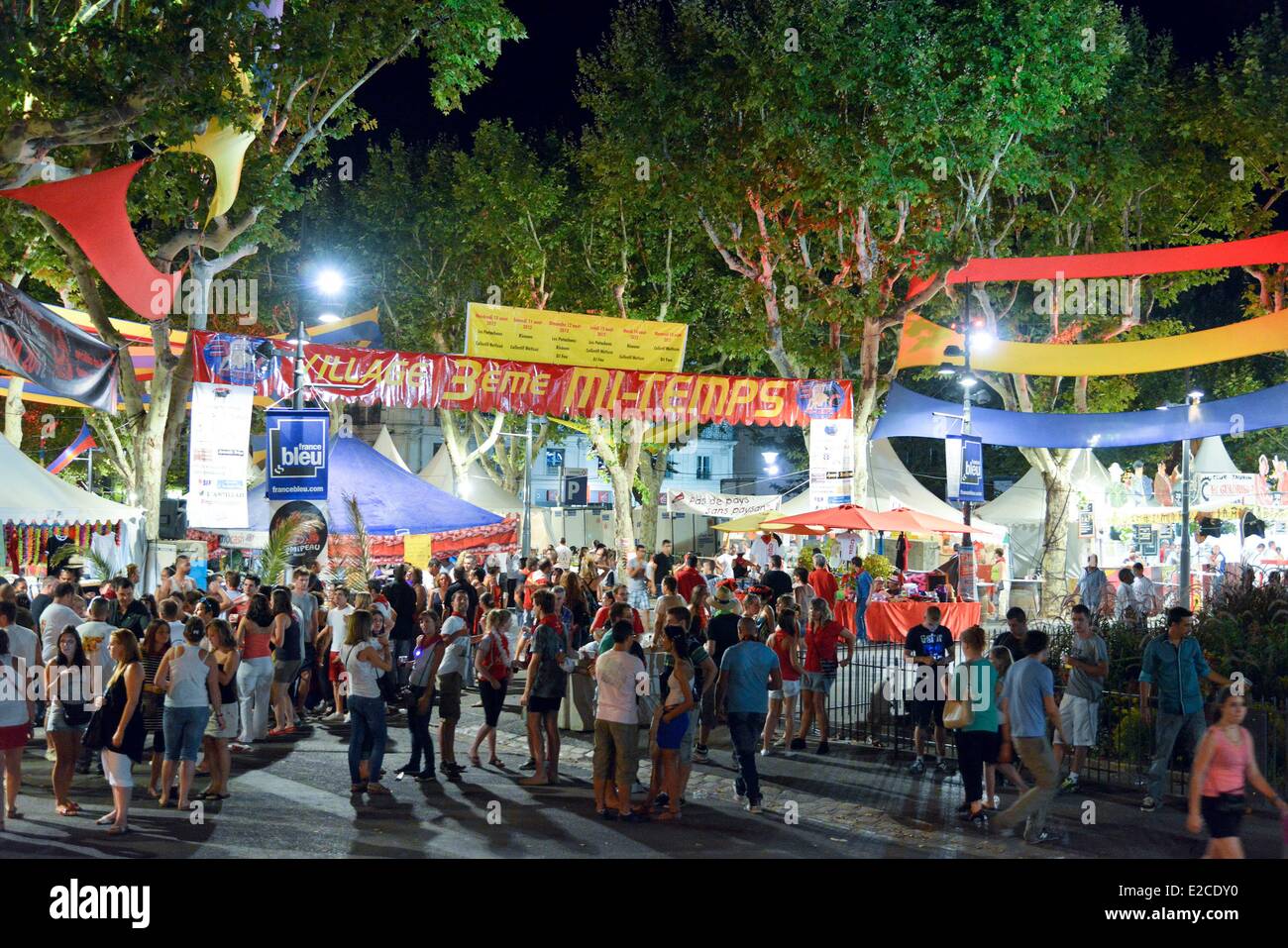 Frankreich, Herault, Beziers, Paul Riquet Pfad, jährliche Feria in den Straßen der Stadt, der Partylöwe vor Bodegas sammeln Stockfoto
