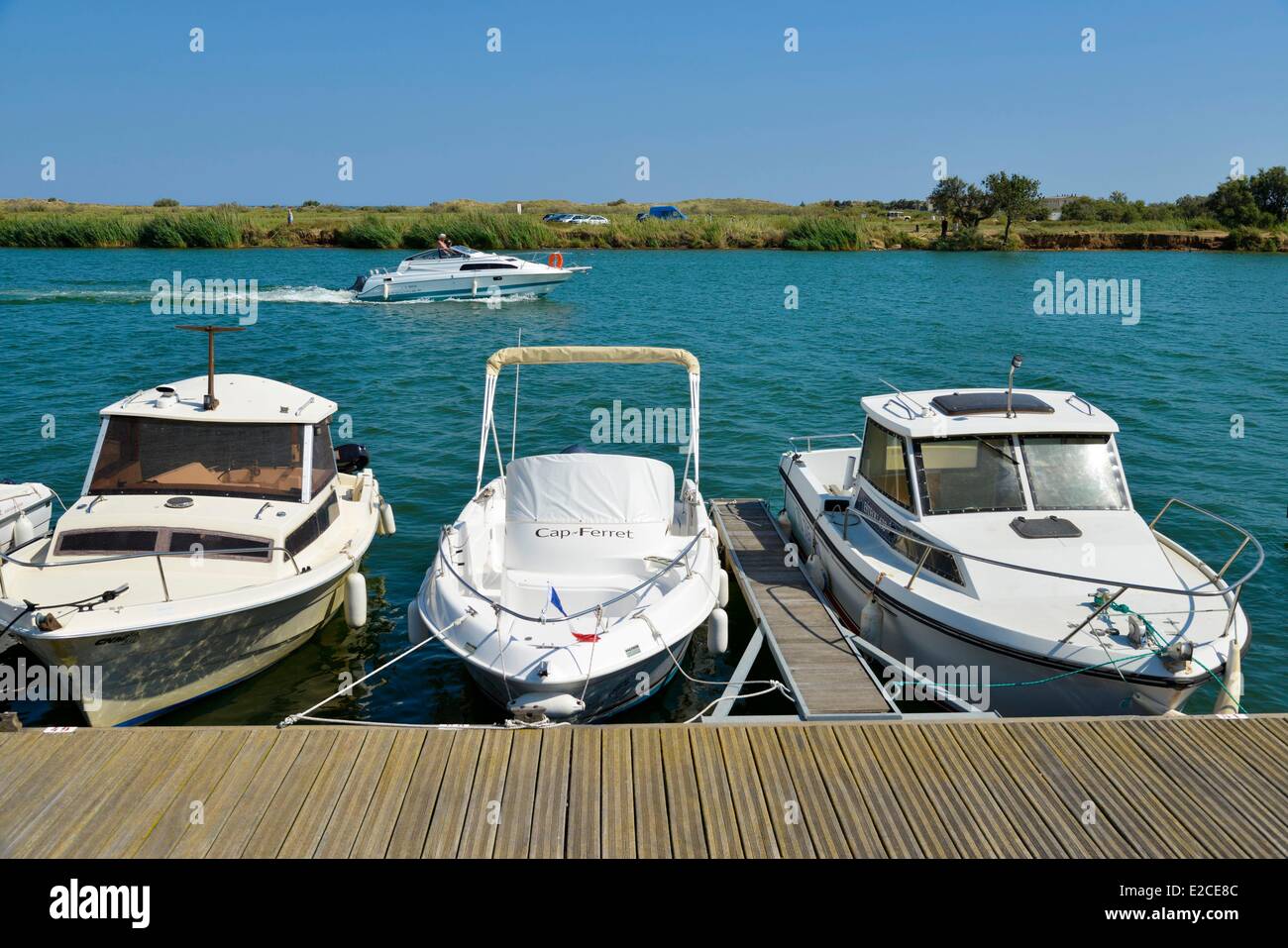 Frankreich, Herault, Serignan, Motorboote am Kai am Fluss Orb vor Domaine des Orpellieres Stockfoto