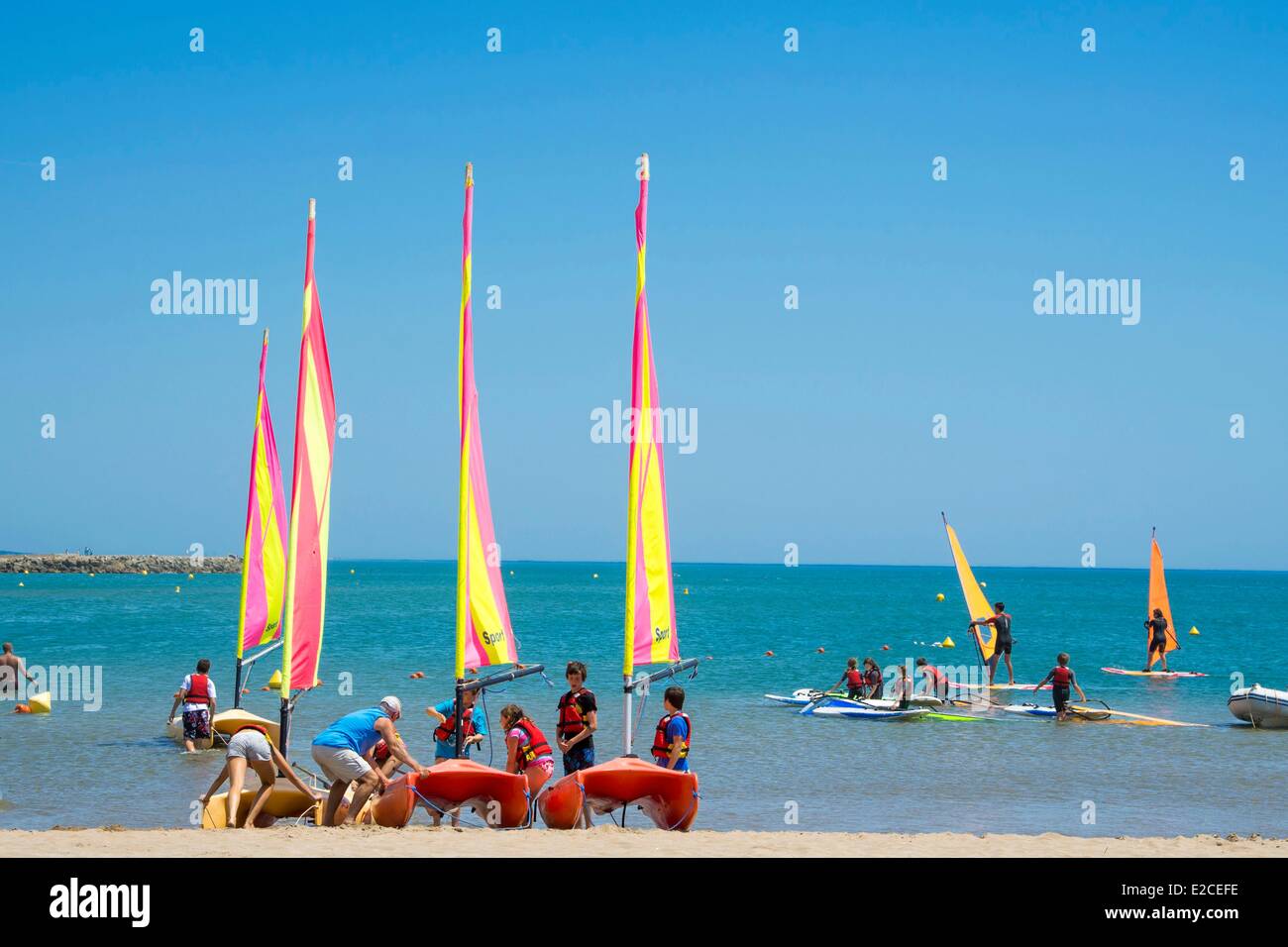 Frankreich, Herault, Valras Plage, Segelschule, ins Leben gerufen durch jeden herausgenommenen Segel Katamarane Stockfoto