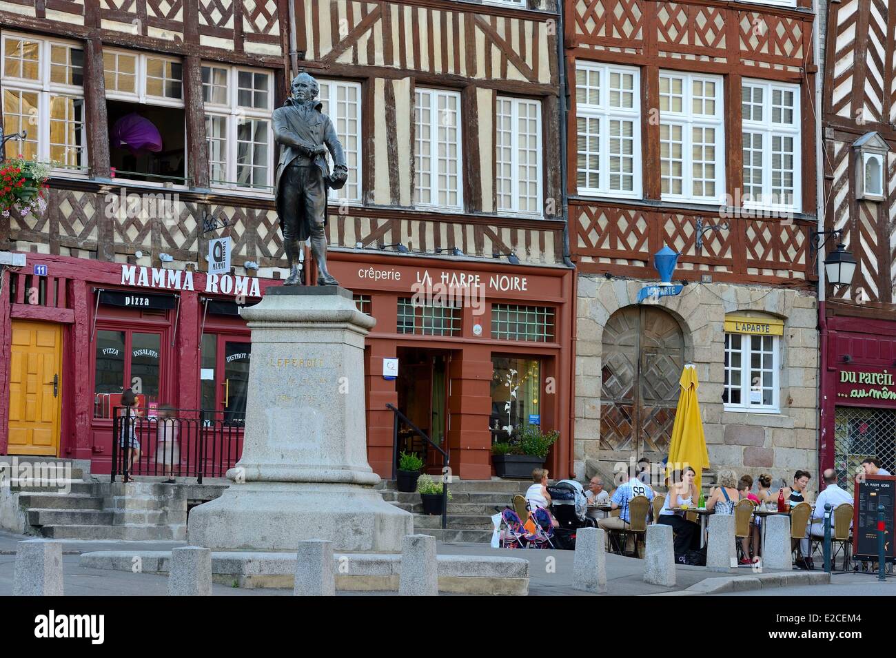 Frankreich, Ille et Vilaine, Rennes, Place du Champ Jacquet, quadratische gesäumt von 17. Jahrhundert Fachwerkhäusern, Statue von John Leperdit, Schneidermeister und ehemaliger Bürgermeister von Rennes Stockfoto