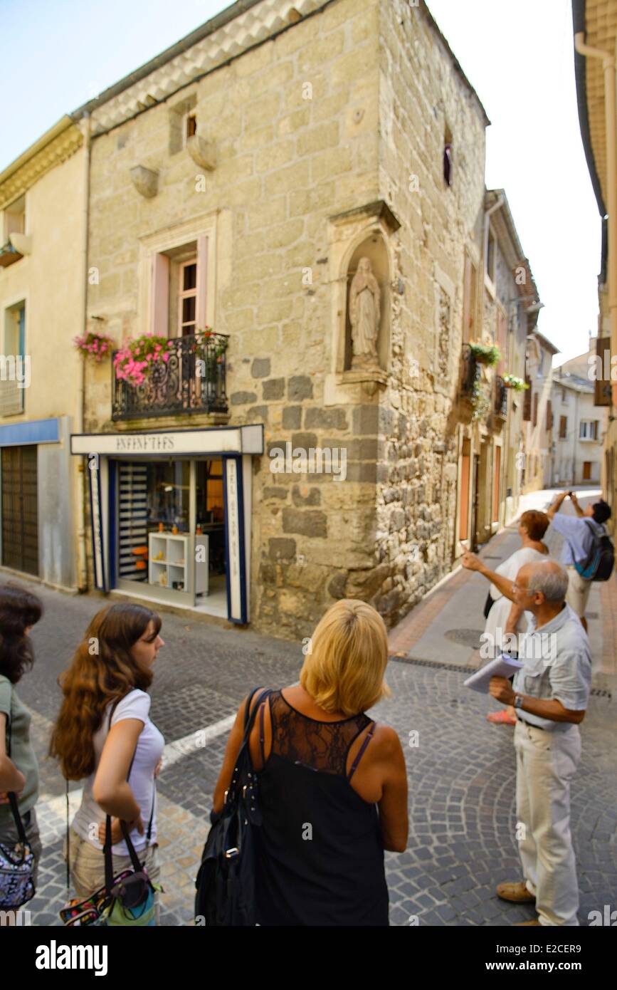Frankreich, Herault, Villeneuve-Les-Béziers, Führung durch die Altstadt, Gruppe der Urlauber in den Gassen der Altstadt Stockfoto