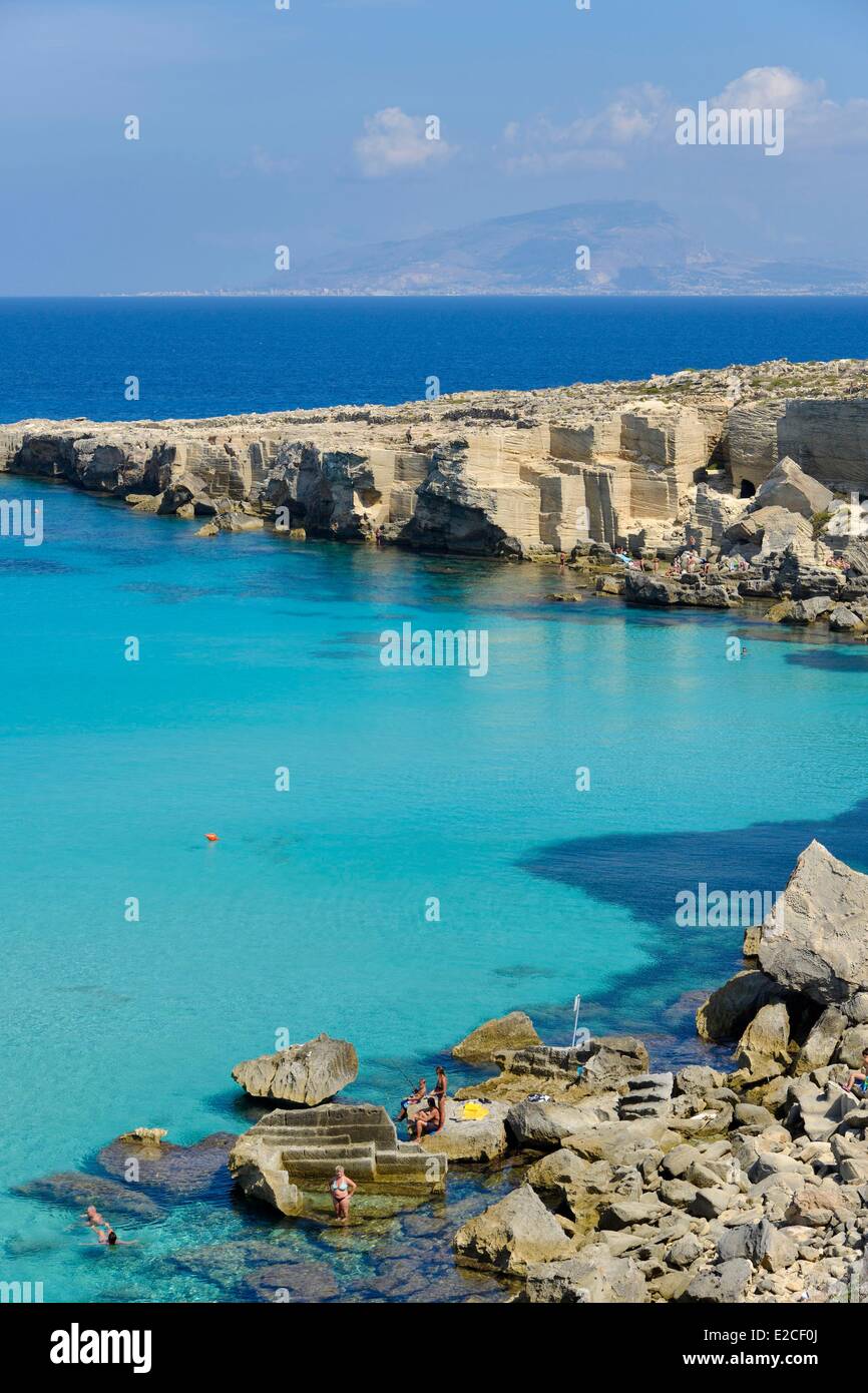 Italien, Sizilien, Ägadischen Inseln, Insel Favignana, Cala Rossa, Panorama an einem Bach bildet ein amphitheater Stockfoto