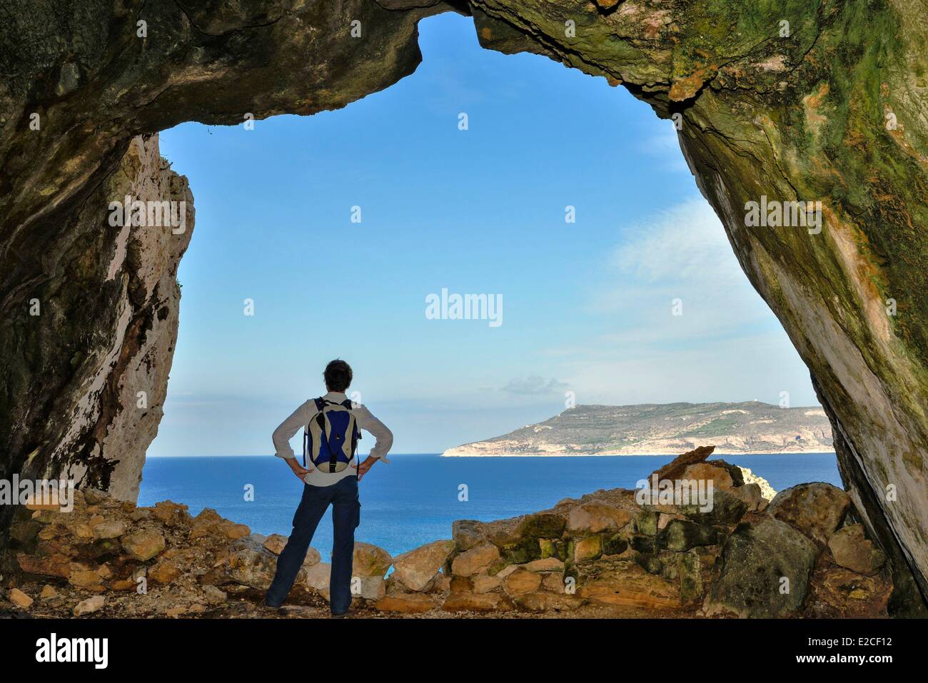 Italien, Sizilien, Ägadischen Inseln, Insel Favignana, Höhle des Uccerie Mannes der Rückseite mit Blick auf den See und auf der Insel Levanzo Stockfoto