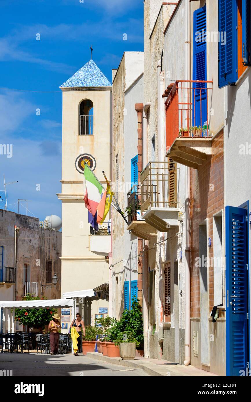 Italien, Sizilien, Ägadischen Inseln, Insel Marettimo, Fassaden der Häuser in der Fußgängerzone der Altstadt mit Maria Delle Grazie Kirche aus dem 19. Jahrhundert im Hintergrund Stockfoto