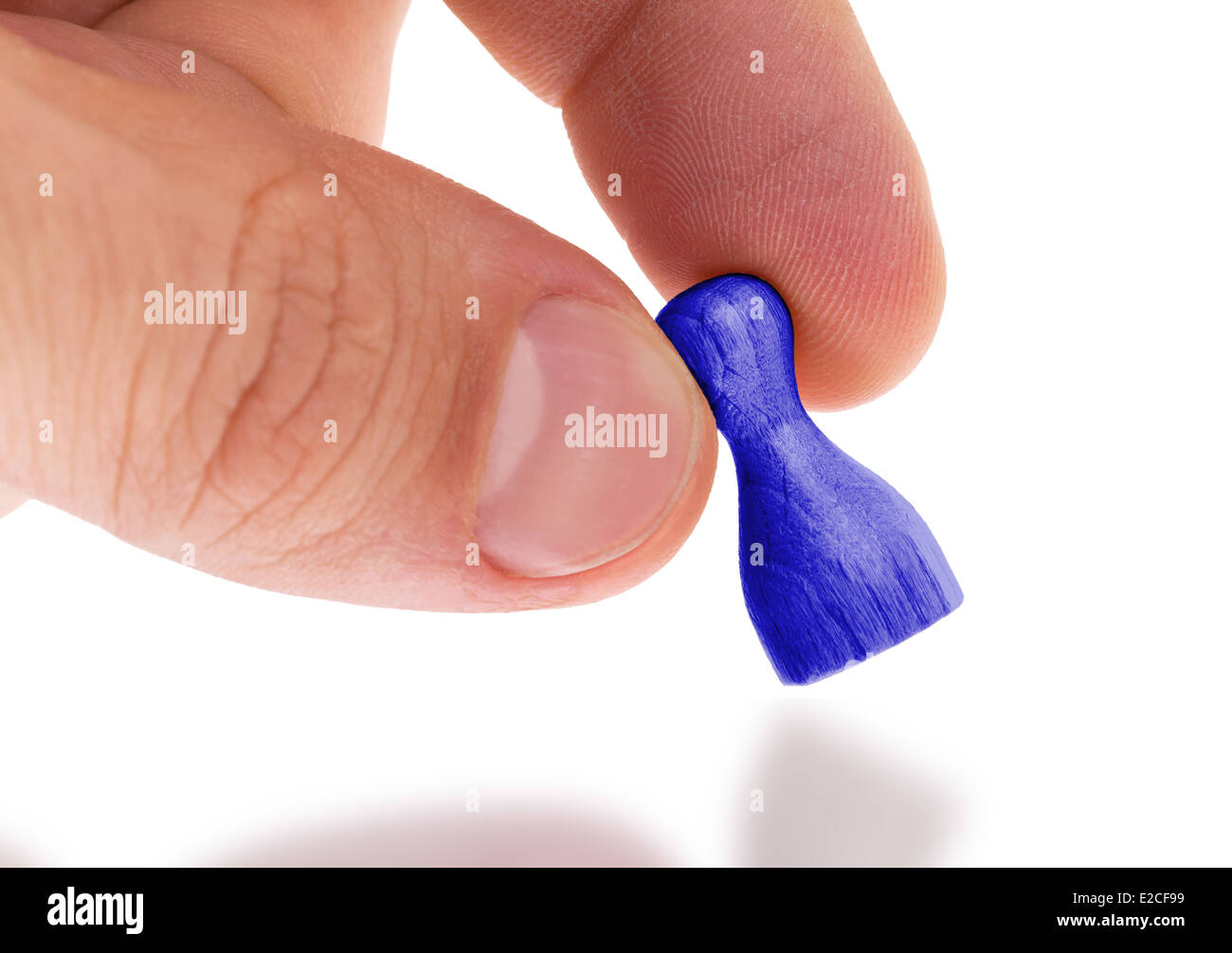 Hölzerne Bauer mit einem einfarbigen Anstrich, blau Stockfoto