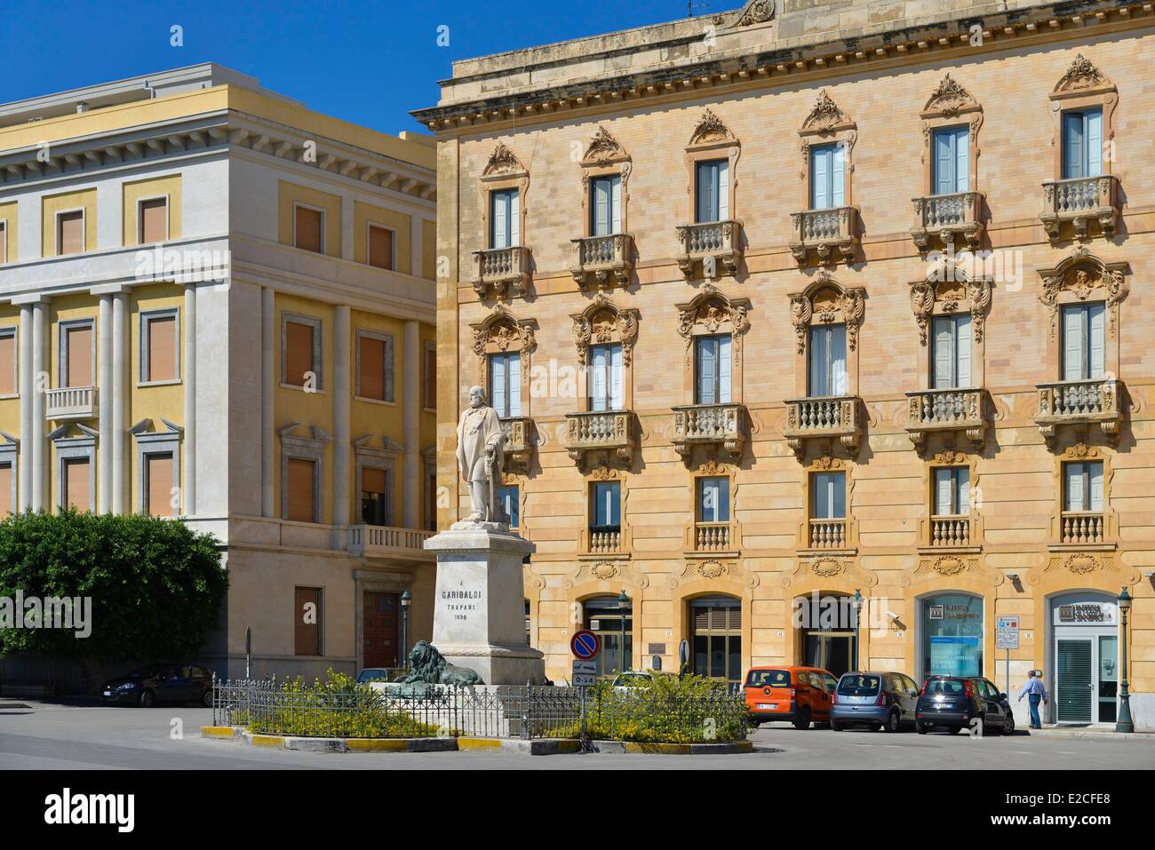 Altstadt, Platz Garibaldi, Statue des Garibadi vor Port mit einem Gebäude im Hintergrund, Trapani, Sizilien, Italien Stockfoto