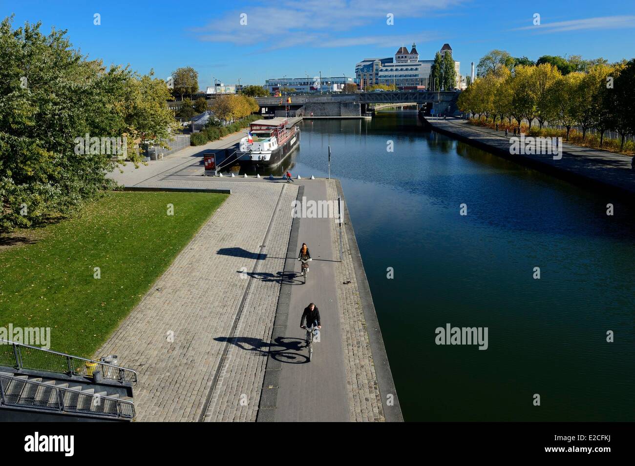 Frankreich, Paris, der Canal de l'Ourcq im Parc De La Villette und die Pantin große Windmühlen, ehemalige industrielle Getreidemüllerei 1884 gegründet und in Bürogebäuden durch den Architekten Reichenbach umgewandelt et Robert im Hintergrund Stockfoto